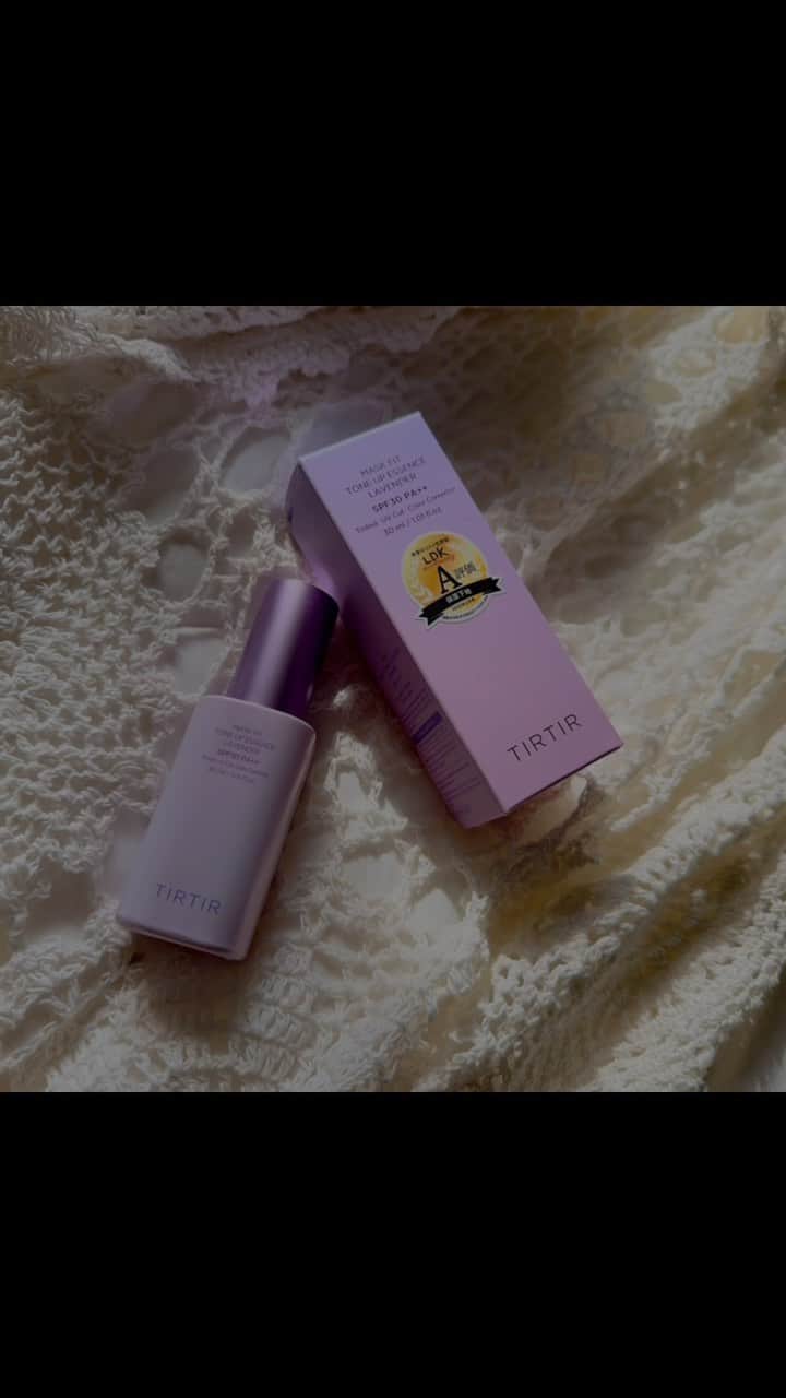 のインスタグラム：「下地部門でいくつも受賞している MASK FIT TONEUP ESSENCE が  すでに人気な商品に カラーコントロール機能が加わって  それぞれの悩みや 気になる部分を自然にカバーしてくれる化粧下地が新登場！  私が使ってみたのは どちらかというと 赤み消しよりくすみタイプなので紫！  ☟ 【 MASK FIT TONE UP ESSENCE LAVENDER 】 水分ベースにパープルトーンの生気パウダーを加え、 くすんだ黄みを補正するラベンダートーンアップエッセンス  もう一色は ☟ 【 MASK FIT TONE UP ESSENCE MINT 】 水分ベースにグリーントーンの鎮静パウダーを加え、 色とりどりに赤くなった肌を補正するミントトーンアップエッセンス  下地に使いやすい サラッと伸びのいいタイプ👏  #makeup #化粧下地 #ティルティル #pr」