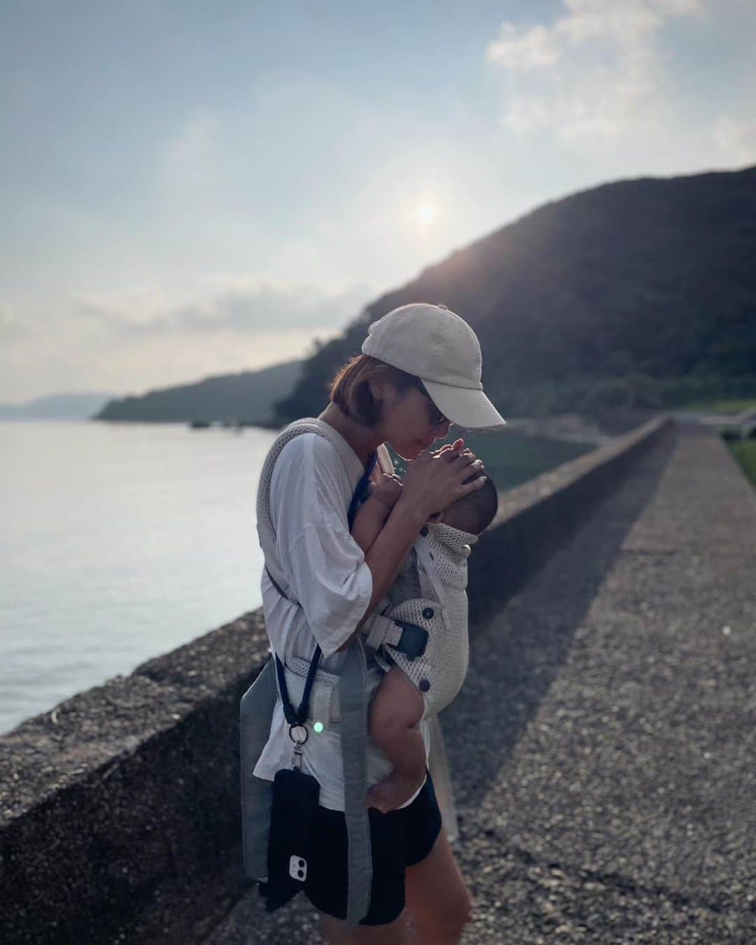 原田沙奈子さんのインスタグラム写真 - (原田沙奈子Instagram)「楽しかったなー🤍の五島列島。 遅い夏休みに家族で九州を巡ったんだけど（福岡〜熊本〜長崎）海や山や階段たくさんの場所行くから抱っこ紐なしでは生きていけなかったよっ！て日々。  アマネの時から愛用させてもらってる @babybjorn 。 なんと今回、「ベビービョルンのある暮らし」というWEBコンテンツに掲載してもらって🥹嬉  ソラが生まれてすぐから最近使ってるものなどご紹介させて頂きました。 （我が家の日常…旦那さんもほんのり出演ありがと！）  第1回目だなんて、光栄すぎる🤍  https://babybjorn.jp/topics/and-babybjorn-vol1 #babybjorn」10月27日 17時45分 - sanakoharada