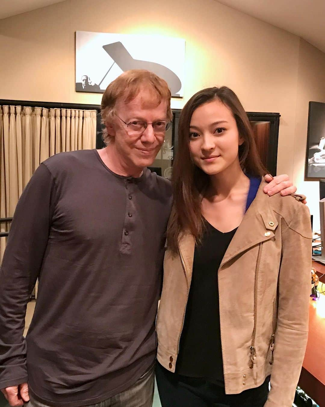 澄那シュトゥーダーさんのインスタグラム写真 - (澄那シュトゥーダーInstagram)「October 2023 ➡️ January 2017 🥲   @dannyelfman as lovely as ever. The musical man behind the scenes, who built the iconic soundtracks of The Simpsons, Nightmare Before Christmas, Batman (1989), Charlie and the Chocolate Factory, Spider-Man 1, 2 & 3, Desperate Housewives, Alice in Wonderland...   Such an honour to work behind the scenes at a concert that celebrates his music earlier this month. Pinch me, I love my job as artist manager!! 😊」10月27日 17時45分 - suminastuder