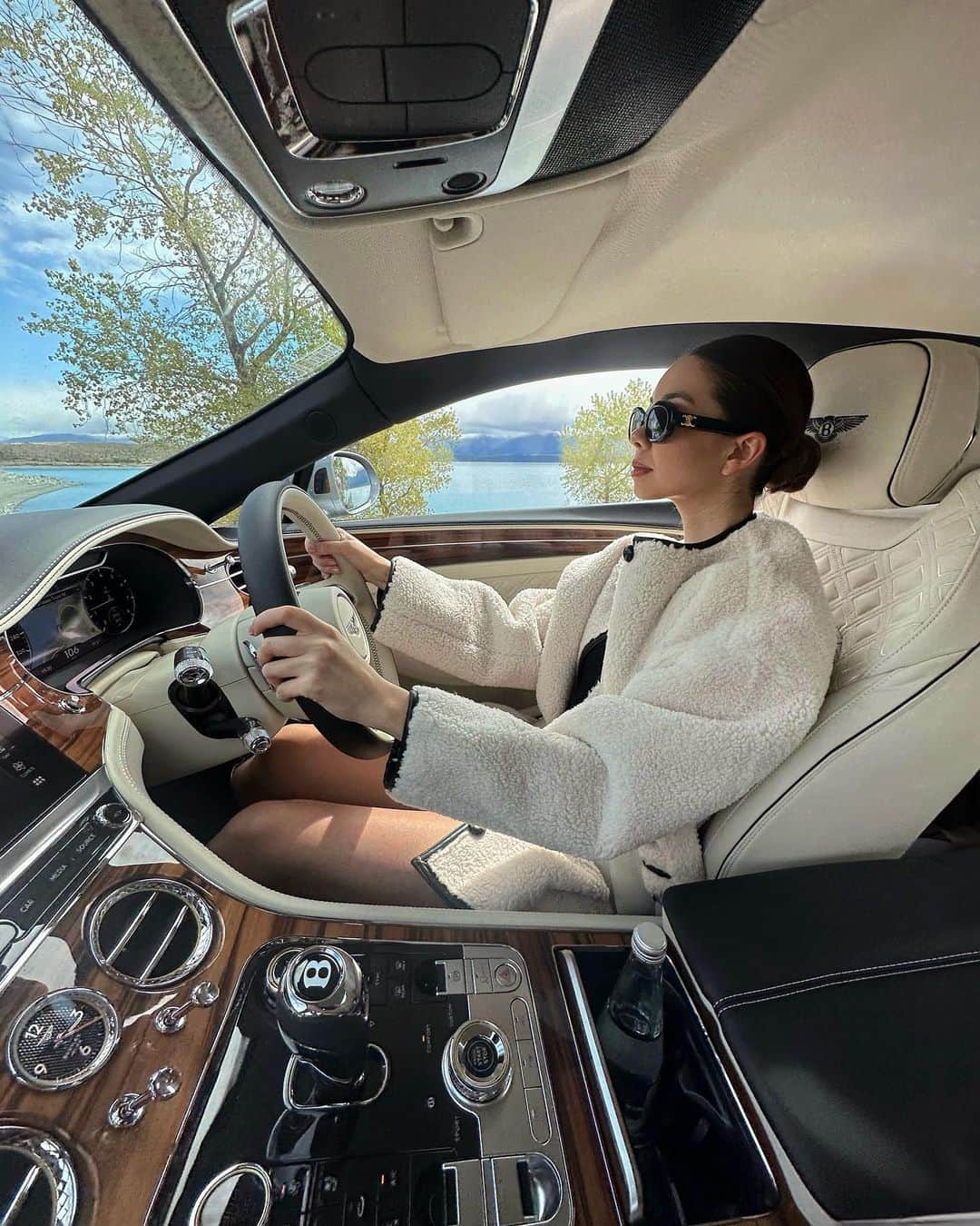 タラ・ミルクティーのインスタグラム：「But which colour ladies? 🤍 vs. 🤎 @bentleymotors」