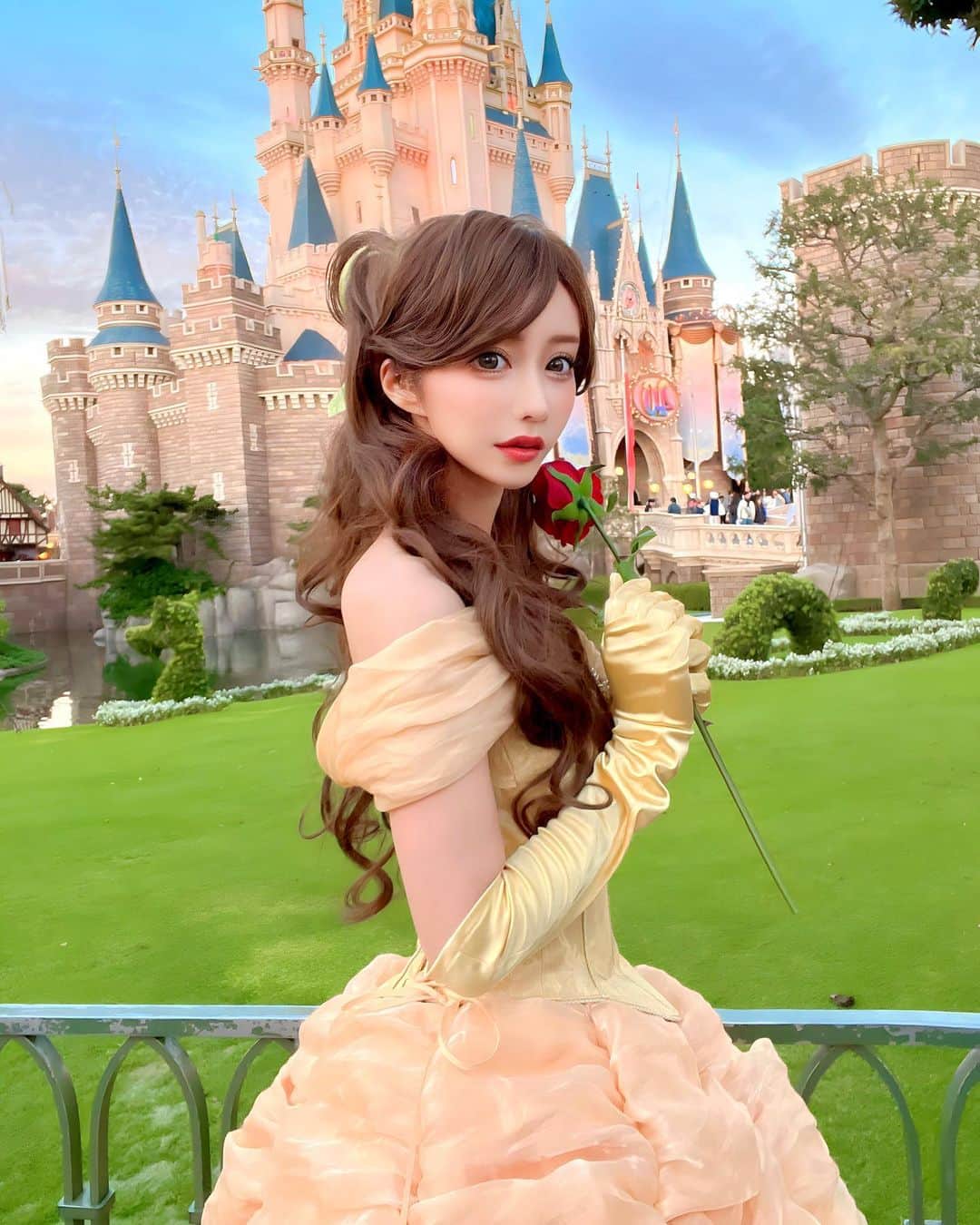 一條りおなのインスタグラム：「. 𝔅𝔢𝔞𝔲𝔱𝔶 𝔞𝔫𝔡 𝔱𝔥𝔢 𝔟𝔢𝔞𝔰𝔱👸🏼🏰🌹 . #disney #disneyland #disneyhalloween  #disneyprincess  #beautyandthebeast  #Dハロ #ディズニーランド #ディズニープリンセス #美女と野獣 #ベル #ベルコスプレ」