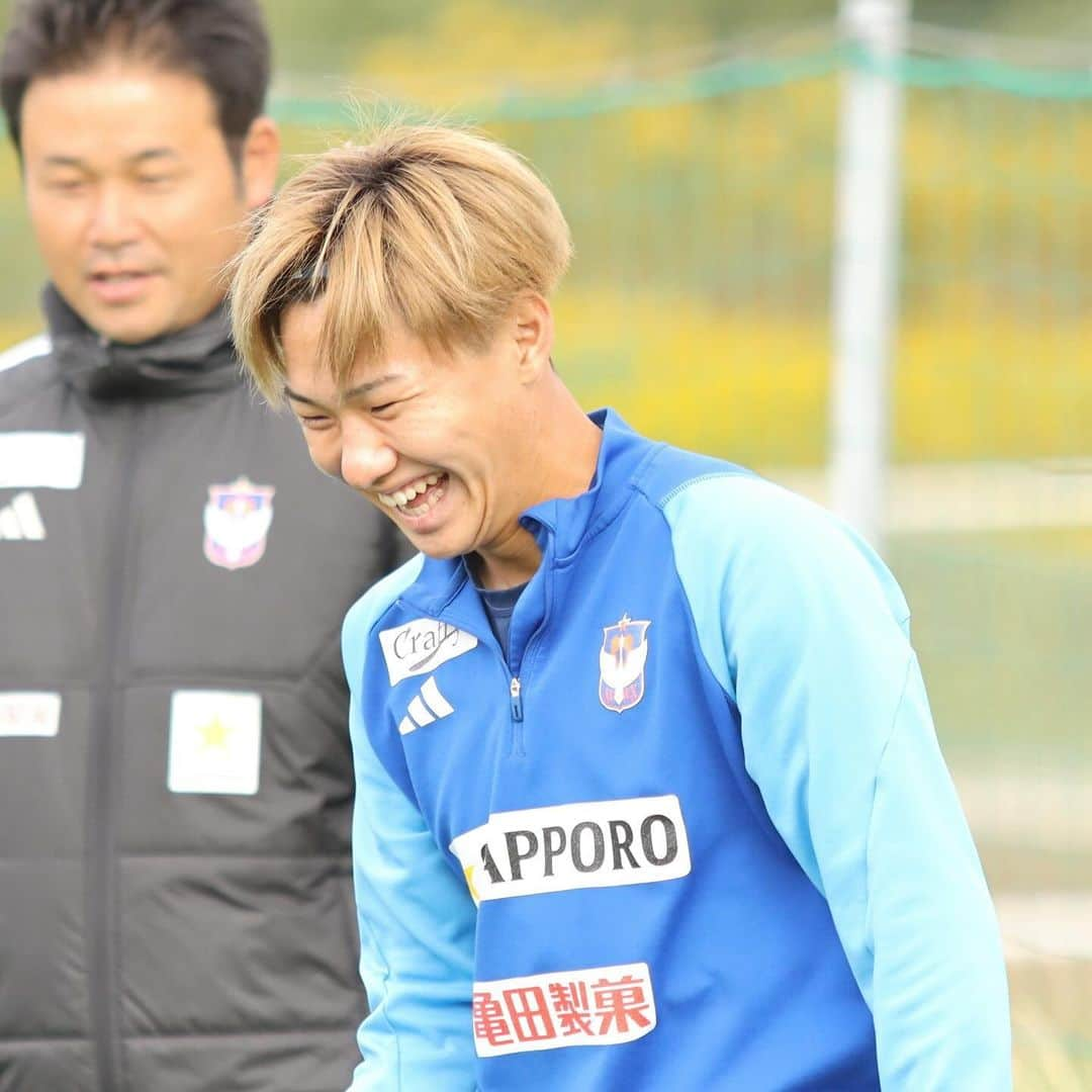 アルビレックス新潟さんのインスタグラム写真 - (アルビレックス新潟Instagram)「👊明日はアウェイゲーム⚽ 📅10月28日（土） 🏆#明治安田生命 #J1 リーグ第31節 ⚔️ 京都サンガF.C. 🕑14:00kickoff 🏟️ #サンガスタジアムbyKYOCERA  前節の#サガン鳥栖 戦🐦では #松田詠太郎 選手🧢がPKを獲得し、 #鈴木孝司 選手🫶が冷静にPKを沈めて2️⃣試合連続ゴールを飾るも、直後の失点で勝点1️⃣を分け合った #アルビレックス新潟 😤  前節の結果を受けて、来シーズンもJ1で戦うことが決定しましたが、ホッと一息ついている選手など1人もいません‼️  1つでも上の順位でシーズンを終えるため、この1週間、選手たちは気を引き締めて聖籠でトレーニングを重ねてきました❗  📝「昨日はシュートの感覚がとても良かった⚽チャンスがあればゴールを狙っていきたい🥅」と得点の香りを漂わせるのは #トーマスデン 選手😤そんなトミーの得点にも期待です✌️  今シーズンも残り4️⃣試合🏟️最後まで新潟一丸で駆け抜けましょう‼️  スタジアムでの熱い声援📣そして#DAZNでの温かい応援📱💻をよろしくお願いします‼️  #albirex #niigata #新潟 #kyoto #sanga #京都サンガ #堀米悠斗 #阿部航斗 #高木善朗 #星雄次 #長谷川巧 #藤原奏哉 #吉田陣平 #小島亨介 #田上大地 #高宇洋 #三戸舜介」10月27日 17時49分 - albirex_niigata_official