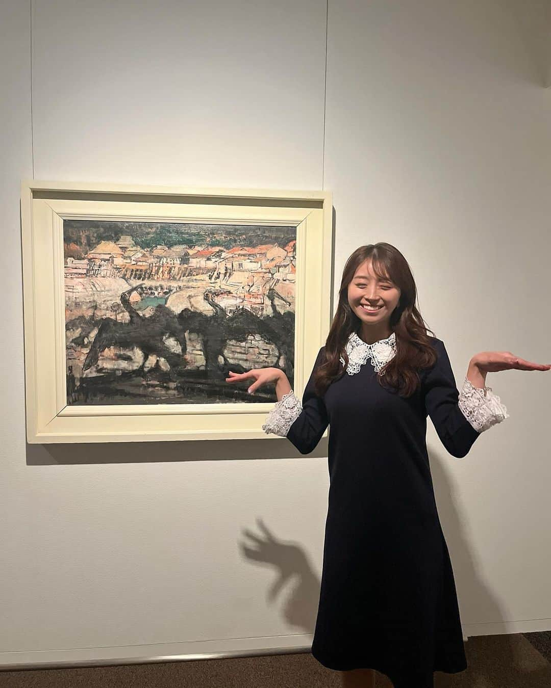 中村優花さんのインスタグラム写真 - (中村優花Instagram)「______________________________________________________  #ユウカと須田国太郎氏の展覧会✨✨  _____________________________________________________  碧南市藤井達吉現代美術館(@hekinan.t.fujii.museum )にて10月28日(土)から開催される  　#須田国太郎の芸術3つのまなざし　  オープニングセレモニーの司会させていただきました！  落ち着いたカラーの作品が多い印象なのですが、 特に私のお気に入りの作品は「犬」です🐶 犬の黒い影に眼が赤く光っていてなんだか惹き込まれます...👀  今回の展覧会、写真撮影もokとのことです✨  鵜ポーズもしてみました🐥笑  是非足をお運びください🚗  12月17日(日)まで須田国太郎画伯の展覧会をお楽しみいただけます！  #へきなん広報大使🥕🤍  #愛知県碧南市#碧南市#須田国太郎#グリコおもちゃ#美術館#ギャラリー#ギャラリー巡り」10月27日 17時49分 - kind___flowers