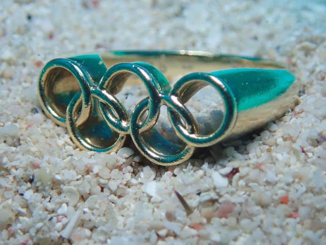 松本弥生のインスタグラム：「・ オリンピックリング  内側には 2016 YAYOI RIO の文字が。  2016 と RIO の丸部分にはダイヤがあるよん。  かっこちい。」