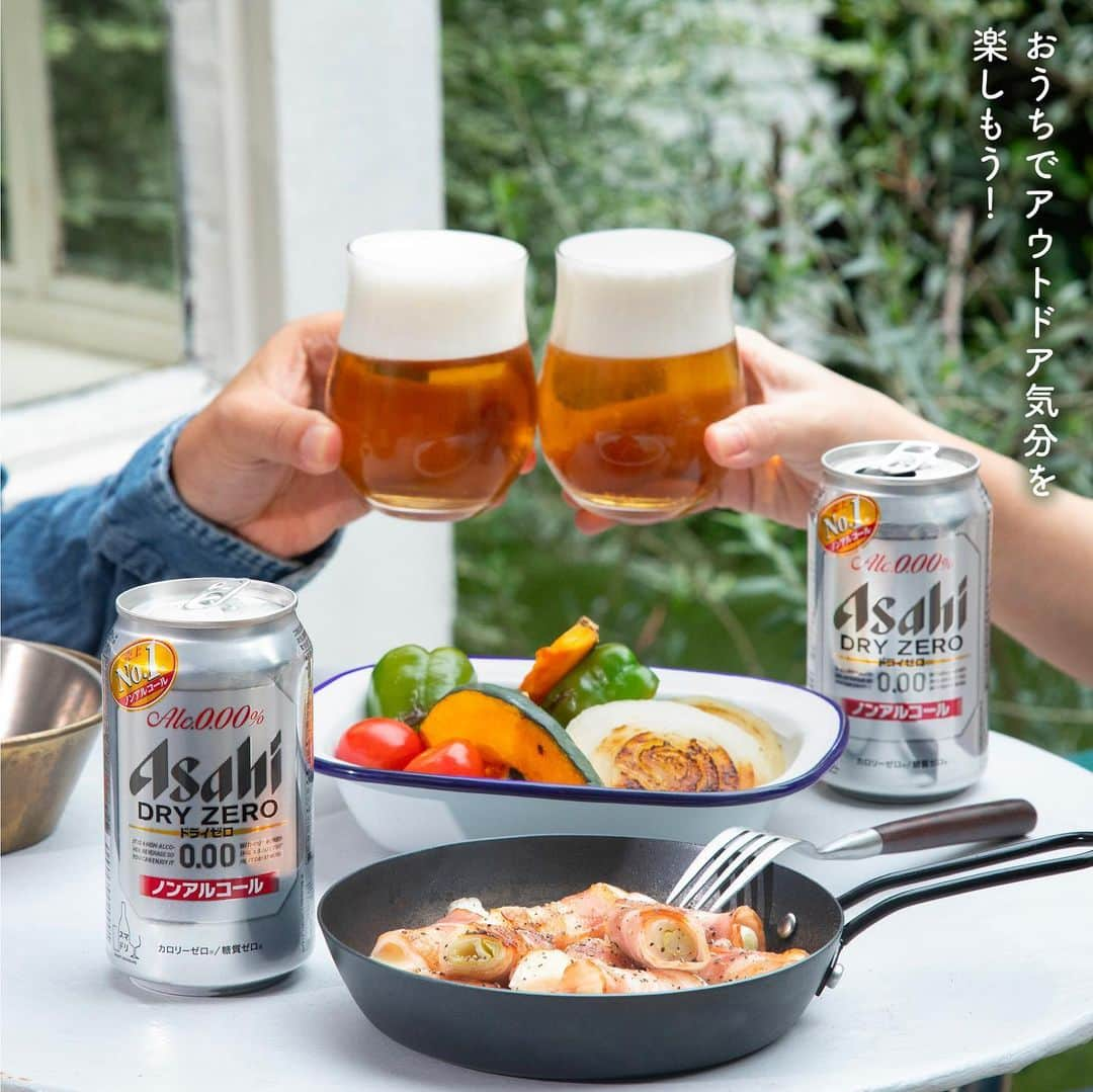 アサヒビールさんのインスタグラム写真 - (アサヒビールInstagram)「秋のアウトドアを楽しみたい！という方は、コメント欄に「👍🏻（いいね）」の絵文字をお願いします♬ —————  【巻くだけ簡単！長ネギとチーズのベーコン巻き🥓】  実りの秋も、日ごとに深まってきました🍁 この時期に吹く風は、涼やかで気持ちがいいですよね🍂  そんな秋の風を感じながら、おうちでアウトドア気分を味わってみてはいかがでしょうか？😊  今日ご紹介するベーコンを使ったおつまみは、切った具材を巻いて焼くだけ！ 屋外でわいわい楽しむシーンにもぴったりです！  切り込みを入れた食材は火の通りが早くなるので、調理時間も短く、パパッと作れちゃいます👍  ホットサンドメーカーでも作ることができるので、キャンプ飯にもおすすめですよ⛺  長ネギのじわっとしみ出る甘みや、チーズの深いコクとまろやかさがベーコンによく合います♪ お好みの具材でアレンジいただいても◎  ノンアルコールながら、ビールに近いキレと飲みごたえの「ドライゼロ」で、秋のアウトドアも満喫しちゃいましょう！🍺  作ってみたら #アサヒで乾杯 をつけて投稿をお待ちしています✨  ■■■───────  ◆材料（2人前）🍽️ ・スティックチーズ（さけるタイプ）：2本 ・長ねぎ：1本 ・しょうゆ：適量 ・ハーフベーコン：8枚 ・サラダ油：大さじ1 ・粗びき黒こしょう：適量  ◆作り方🍽️ ①さけるタイプのチーズは4cm幅に切る。  ②⻑ねぎは4cmに切り、斜めに切り込みを⼊れ、しょうゆをまぶす。  ③①と②をそれぞれベーコンで巻く。  ④サラダ油を熱したフライパンで③を焼き、粗びき⿊こしょうをふる。  ───────■■■  #アサヒドライゼロ #ドライゼロ - #ノンアルコール #ノンアルコールビール #ノンアル #ビールテイスト #アルコールゼロ #スマートドリンキング #スマドリ #チーズレシピ #ベーコンレシピ #ベーコン巻き #アウトドアレシピ #おうちアウトドア #アウトドアごはん #アウトドア飯 #キャンプ飯 #ホットサンドメーカー #ホットサンドメーカーレシピ #簡単おつまみ #おつまみレシピ #おつまみメニュー #ビールに合うおつまみ #ビールのおつまみ - #アサヒビール #アサヒ #asahibeer #asahi」10月27日 18時00分 - asahibeer_jp