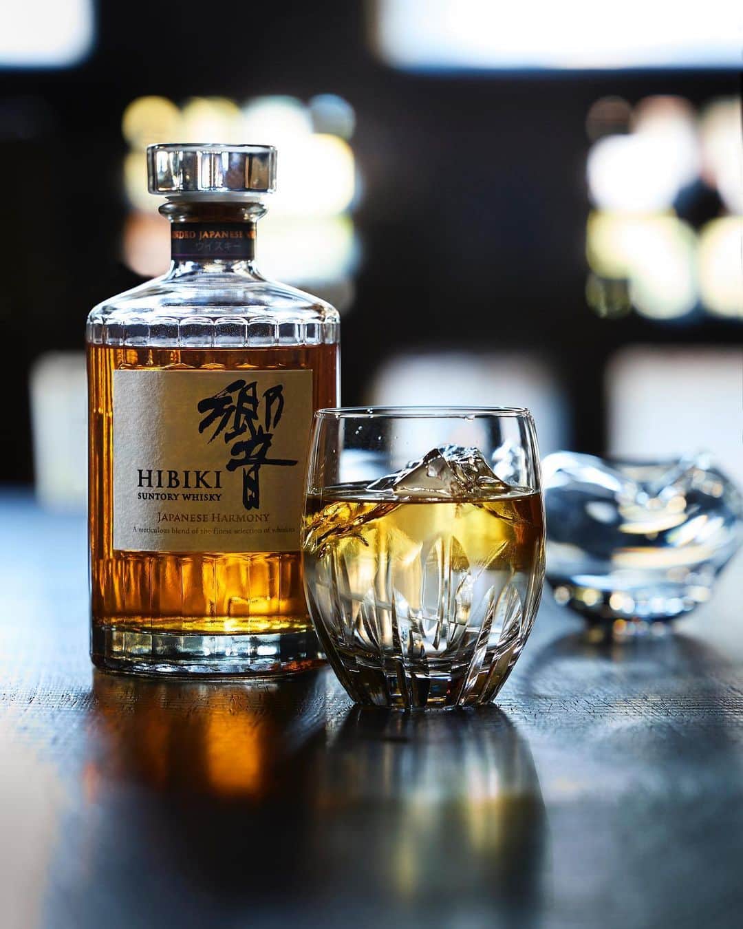 響 | SUNTORY WHISKY HIBIKIのインスタグラム：「. HIBIKI TIME ~二十四節気・霜降~  美しく佇むウイスキーのフロートスタイル。 Admire the beautiful aura of a whisky float.  #hibiki #響 #hibiki_time #二十四節気 #24seasons #霜降 #soko #withnature #autumn #ウイスキーフロート #whiskyfloat」