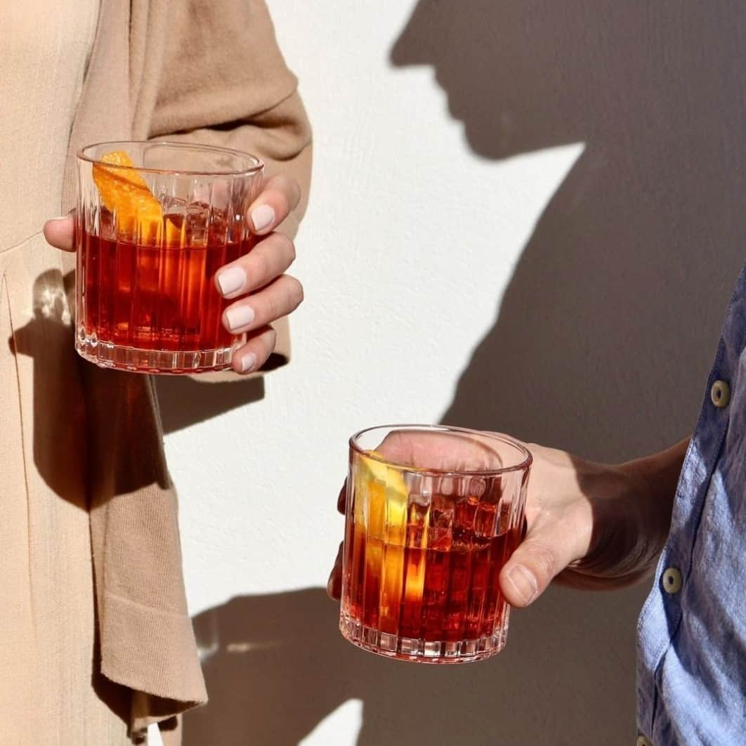 Campari Japanさんのインスタグラム写真 - (Campari JapanInstagram)「カフェやバールで、ディナー前に #アペリティーボ タイム。 ⁠アペリティーボに欠かせない #カンパリカクテル で素敵な週末をお過ごしください。 ⁠ ご購入はプロフィールリンクのURL⁠ www.amazon.co.jp/campari から⁠ ⁠ ⁠ 📸 @silvaeflorent」10月27日 18時00分 - camparijapan