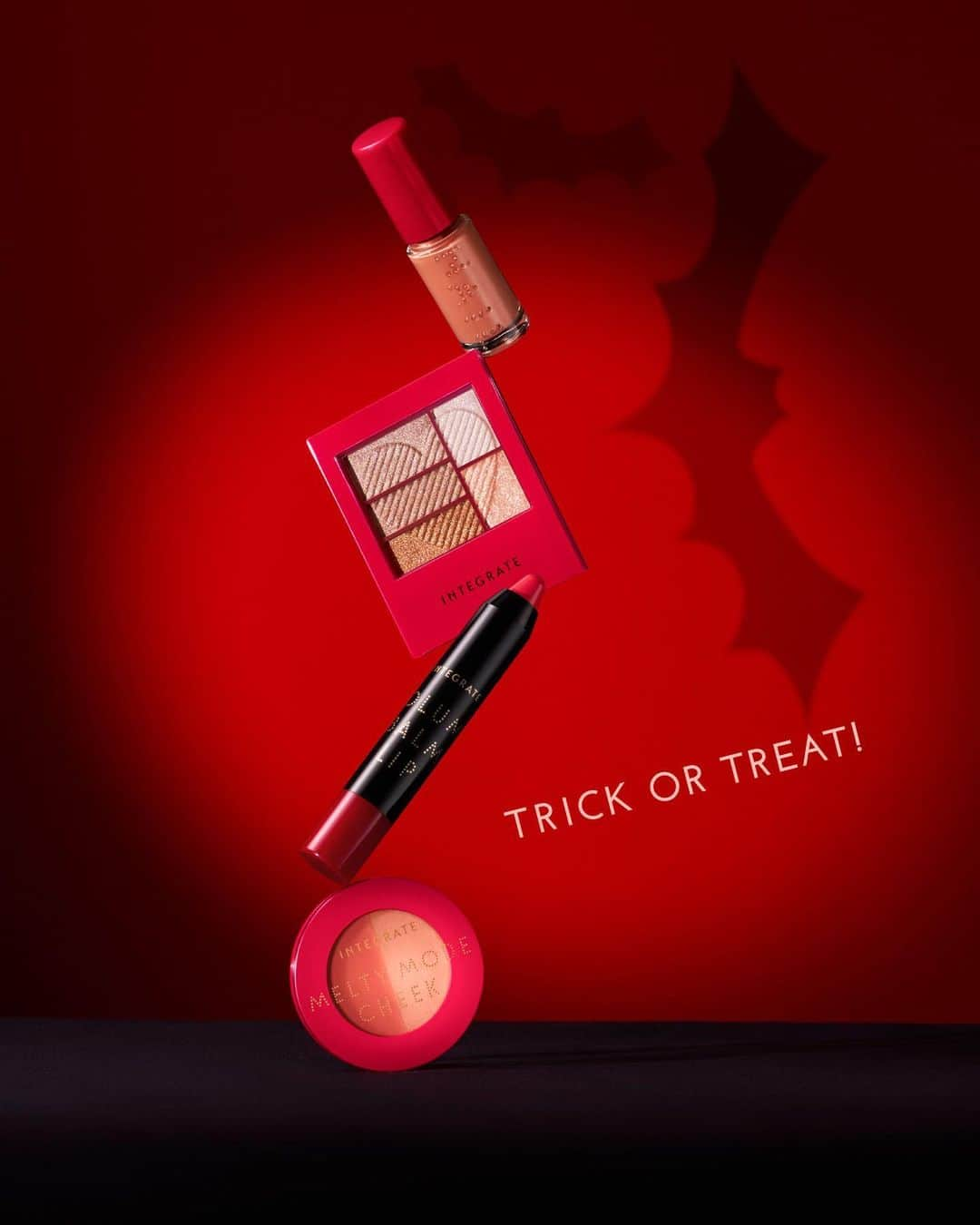 インテグレート♥のインスタグラム：「カラーアイテムで楽しむ HALLOWEEN MAKE UP🎃  今回は、ハロウィンにちなんだ オレンジ色のアイテムをご紹介✨  カラーアイテムを取り入れて 気分もアップ！  あなたはどれを試してみたいですか？  ——————— 【掲載アイテム】  🎩ネイル #ネールズN / OR302 385円（税込）※  🎩アイシャドウ #トリプルレシピアイズ / OR707 1,650円（税込）※  🎩リップ #ボリュームバームリップN / OR381 1,320円（税込）※  🎩チーク #メルティーモードチーク / OR381 1,320円（税込）※  ※参考小売価格です。お店によって異なる場合があります。  ———————  #インテグレート #プチプラコスメ #ハロウィンメイク #オレンジメイク #オレンジコスメ #秋メイク #マニキュア #アイシャドウ #チーク #リップ #ポイントメイク #おすすめコスメ」