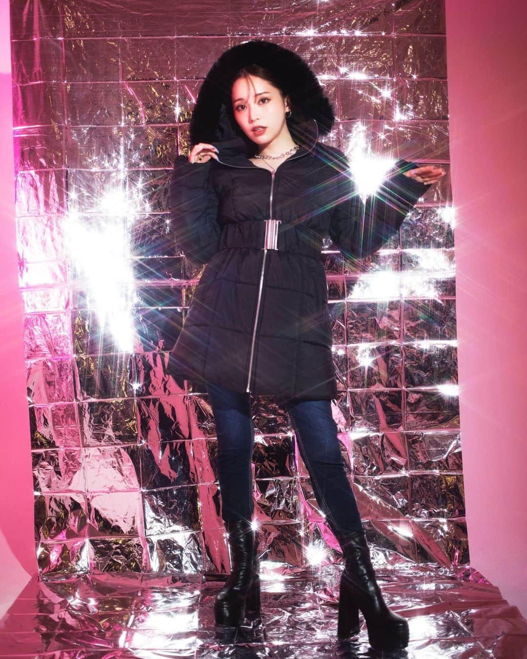 スパイラルガールのインスタグラム：「. 『OUTER LOOK feat. HOHOMI NASU』 ⁡ ☑︎ツイードミックスビックカラーオーバージャケット ¥31,900(税込) ⁡ ☑︎B-3ボアショートジャケット ¥18,700(税込) ⁡ ☑︎フード付き中綿ロングコート ¥30,800(税込) ⁡ ☑︎レザーライク切替え中綿オーバージャケット ¥27,500(税込) ⁡ ☑︎N-2Bフライトショートジャケット ¥29,700(税込) ⁡ ____________________________________ ⁡ “令和の天使”と呼ばれるビジュアルで SNSを中心に爆発的人気を誇る 『那須ほほみ』 @nasu_hohomi が AWシーズンルックに登場💭 ⁡ ニットの次は寒い冬にかかせないアウターを 5コーデトータルコーディネートでご紹介。 主役級の1枚を。 ____________________________________ ⁡ プロフィール(@spiralgirl_official)のURLからチェック #SPIRALGIRL #スパイラルガール @spiralgirl_official」