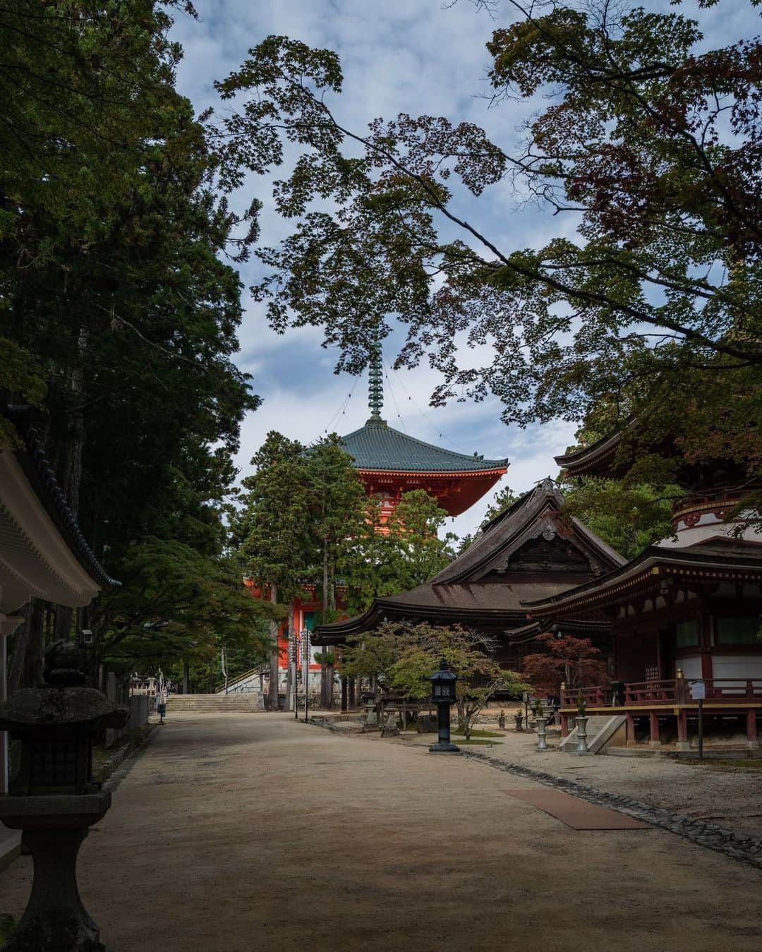 Visit Wakayamaのインスタグラム：「. Days at Koyasan start with prayer and quiet contemplation. 📸 @guzei_creative_farm 📍 Danjo Garan Sacred Temple Complex, Wakayama . . . . . #discoverjapan #unknownjapan #instajapan #landscape #japan #japantrip #japantravel #beautifuldestinations #wakayama #wakayamagram #explore #adventure #visitwakayama #travelsoon #visitjapan #stayadventurous #igpassport #explorejapan #lonelyplanet #sustainabletourism #autumninjapan #worldheritage #koyasan #spiritualjourney #pagoda #templestay #pilgrimage #japanesetemples #danjogaran #sacredsitesjapan」