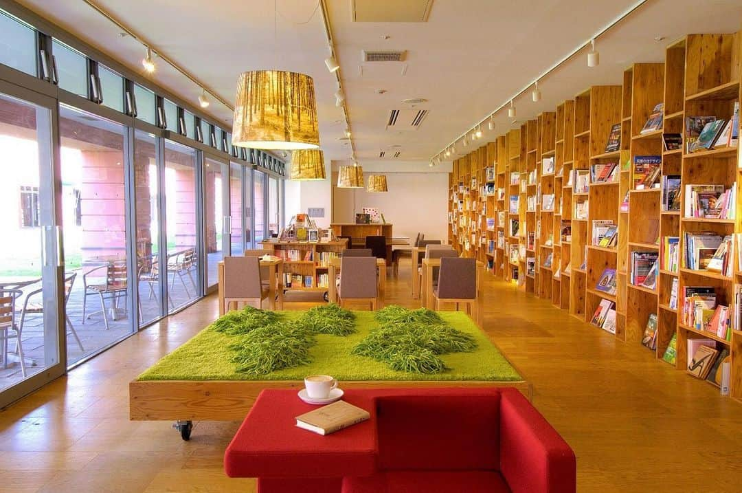 星野リゾート リゾナーレ八ヶ岳 【公式】のインスタグラム：「. 施設内のブックストア「BOOKS&CAFE」では、普段手にとらないような旅、哲学、料理など豊富なジャンルの本を約 3,000 冊取り揃えています📚 店内では約 3,000 冊の中から見つけたお気に入りの本を読みながら、ゆったりとカフェメニューを楽しむことができ、寛ぎの時間を過ごせます。また、こだわりの雑貨や地元クラフト作家の作品も取り揃えており、お土産探しにもぴったりです。  #星野リゾート #リゾナーレ八ヶ岳 #星野リゾートリゾナーレ八ヶ岳 #旅は魔法 #八ヶ岳#yatsugatake#山梨#yamanashi#山梨旅行#山梨観光#HoshinoResorts#risonareyatsugatake#本屋#読書#カフェ」