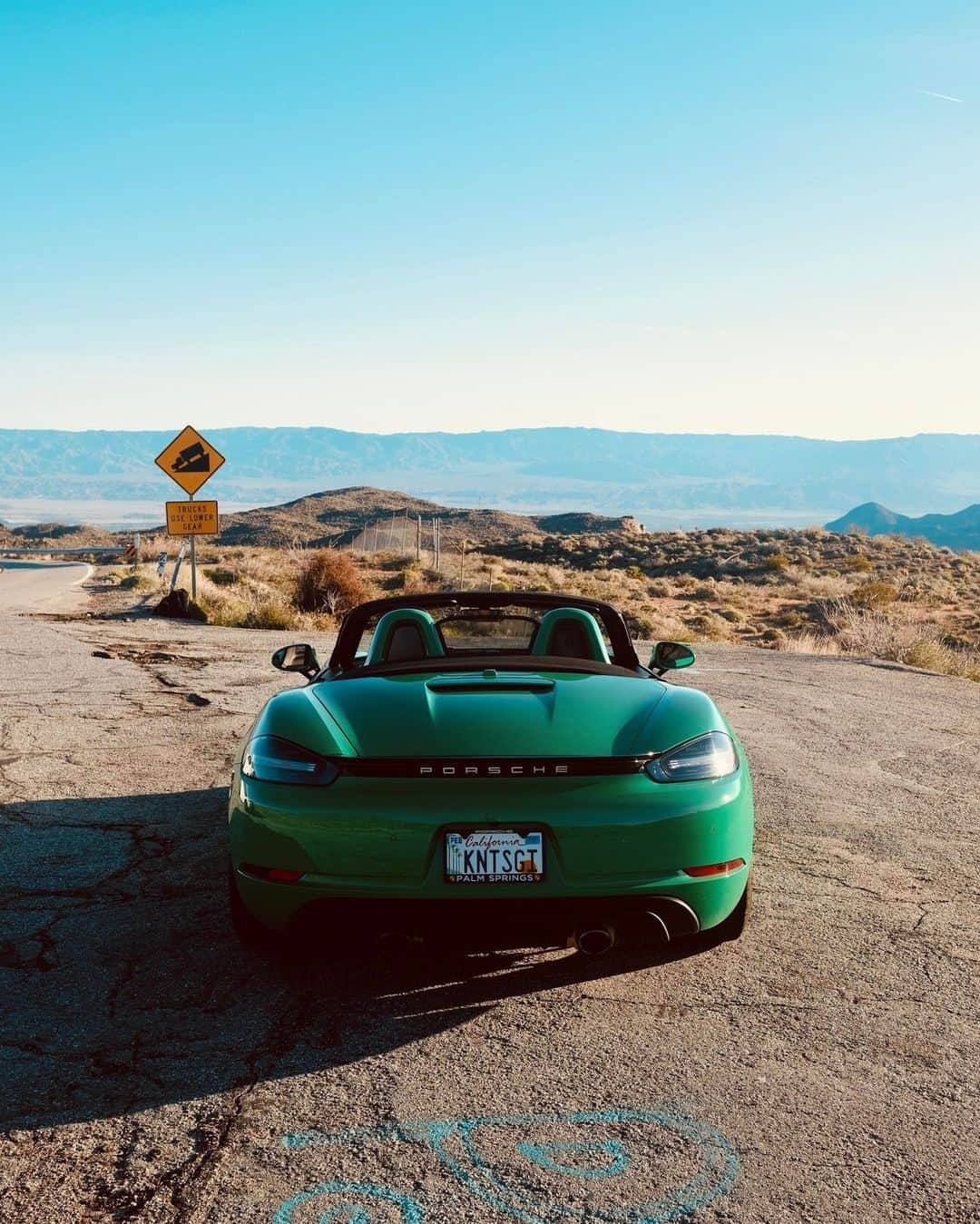 Porscheのインスタグラム：「Eat your greens. 🥦 📸 @b.g.mckay 🚙 @midori718gts #PorscheMoment __ 718 Boxster GTS 4.0: Fuel consumption combined in l/100 km: 10,9 - 10,1 (WLTP); CO2 emissions combined in g/km: 247 - 230 (WLTP) I https://porsche.click/DAT-Leitfaden I Status: 10/2023」