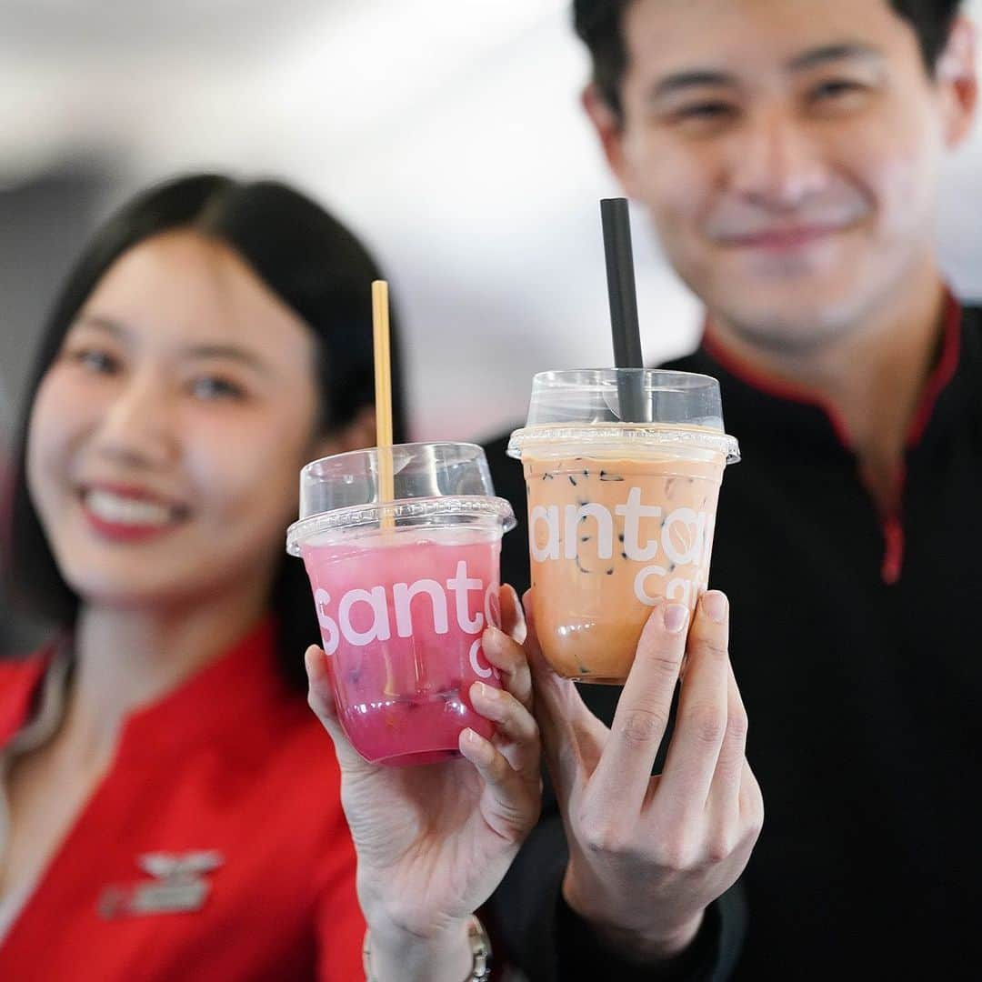 AirAsia (公式) のインスタグラム：「Santanから新メニューが登場✨  🍋ザクロレモンゼリー 🧋タイのバブルティー 🍴チキンラザニア  どれもとってもおいしいメニューで、 タイ行きのフライトで提供されています。  12月31日までのメニューとなるため、 ご旅行の際はぜひお楽しみください🛫  #FlyAirAsia #エアアジア #ThaiAirAsia #ThaiAirAsiaX #santan」