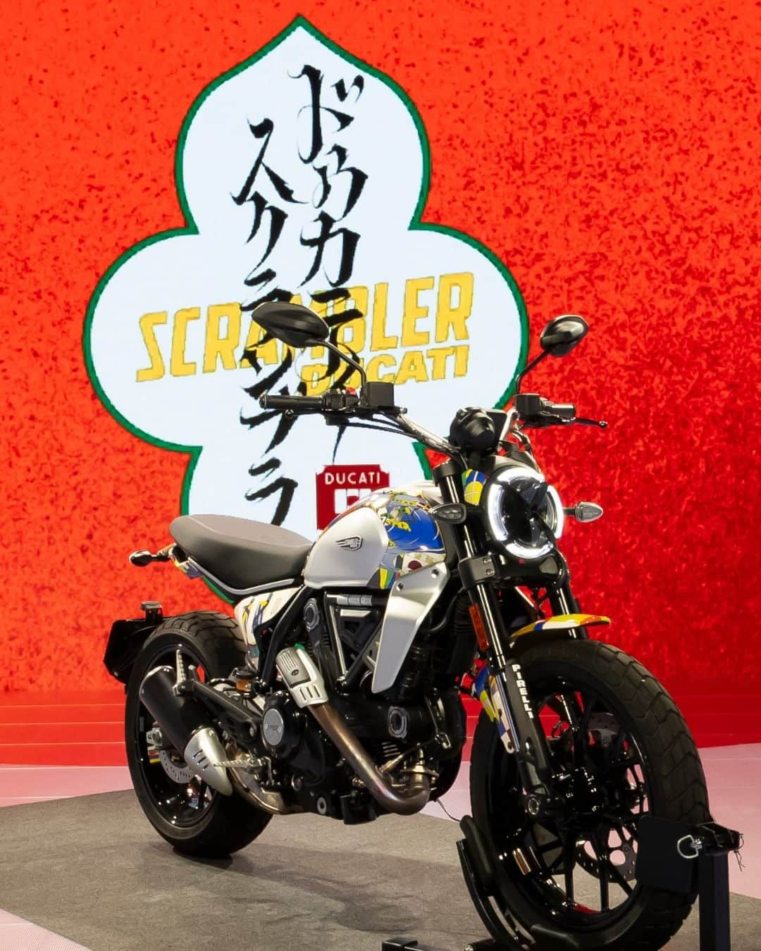 Ducati Japanのインスタグラム：「日本を代表するグラフィックデザインユニット「グーチョキパー（GOO CHOKI PAR）」が新型ドゥカティ・スクランブラーのラッピングデザインを作成！  日本の伝統的なデザインやポップカルチャーが細部まで散りばめられた、Next-Gen Freedom（次世代の自由な）スクランブラーが完成しました。  また、本パーティで初公開されたGOO CHOKI PARデザインのオリジナルカラーキットを装着した新型スクランブラーアイコンは全国10台限定で販売！詳しくはドゥカティディーラーネットワークまでお問い合わせください。  その他キャンペーン情報はドゥカティ公式Webサイトからご覧ください。  #NextGenFreedom #ScramblerDucati #スクランブラー #Ducati #ドゥカティ #ドゥカティいいじゃん #ScramblerJapan @goo_choki_par」