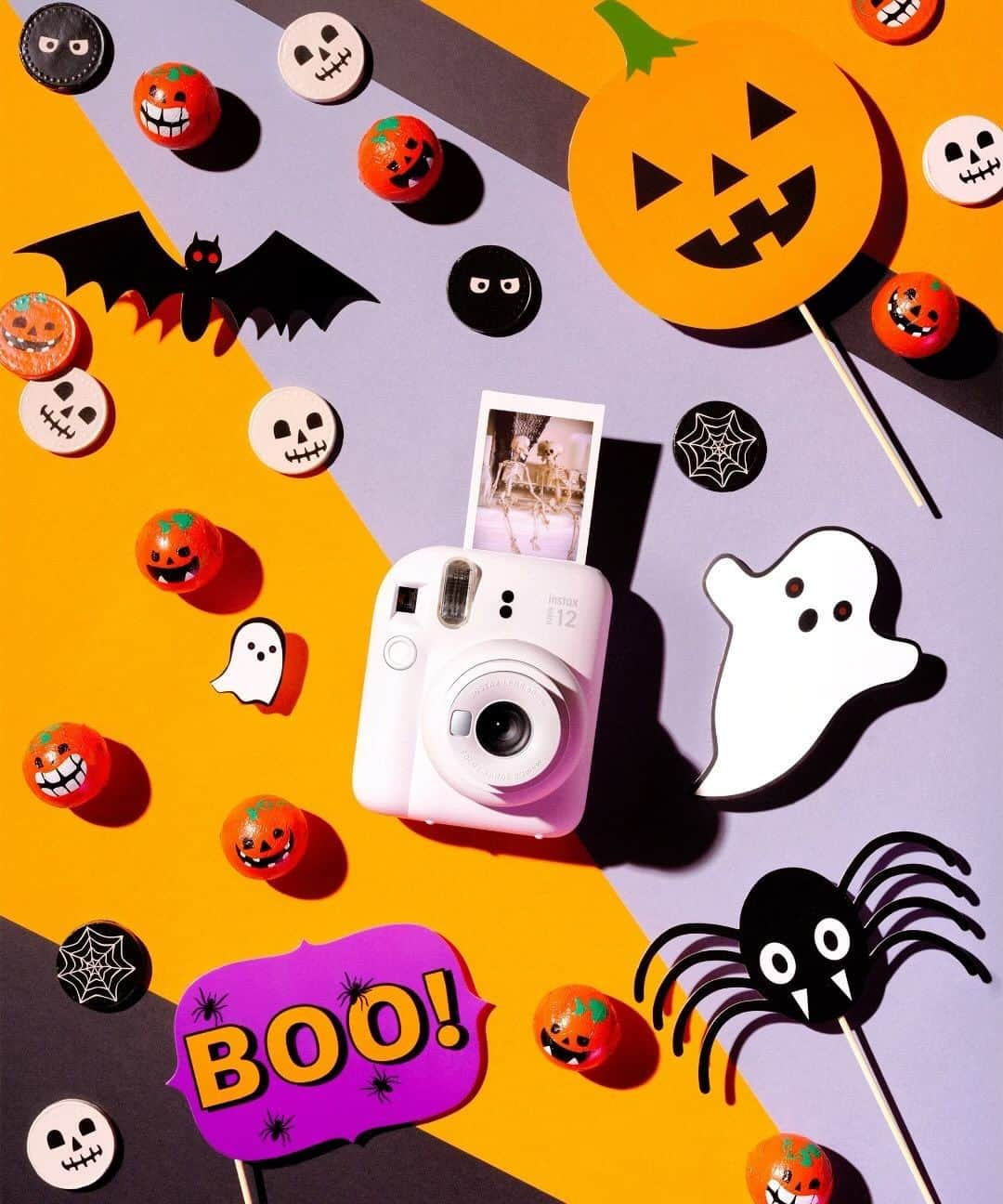 Fujifilm instaxのインスタグラム：「＼使ってみたい！と思ったら「📷」でコメントしてくださいね／ 【パーティのマストアイテム👻💜INSTAX mini 12】  もうすぐハロウィン🎃チェキの準備はしましたか？  INSTAX mini 12は、風船のようにふく膨らんだカメラデザインが魅力🎈 パーティに持っていけば、「そのチェキ、かわいい！」と話題になるかも🤭  仲間と撮ったチェキプリントがあれば、いっそう盛り上がること間違いなし😌  ﹋﹋﹋﹋﹋﹋﹋﹋﹋﹋﹋﹋﹋﹋﹋﹋﹋﹋﹋﹋﹋﹋﹋﹋ ˗ˏˋ 「𝐢𝐧𝐬𝐭𝐚𝐱 <チェキ> 」公 式 ア カ ウ ン ト ˎˊ˗ 　チェキを楽しむためのヒントをたっぷりとお届け…🤍   　📷新商品情報 　📷すてきな投稿紹介  　📷 撮影アイデア  🏷 #チェキ #instax  タグ付け&メンションしてね♡  素敵な投稿はこのアカウントで紹介しちゃうかも🌷   𝑪𝑯𝑬𝑪𝑲 👉@cheki_instax ﹋﹋﹋﹋﹋﹋﹋﹋﹋﹋﹋﹋﹋﹋﹋﹋﹋﹋﹋﹋﹋﹋﹋﹋ #チェキ #INSTAXlife #INSTAX #INSTAXmini  #INSTAXcamera #cheki #FUJIFILM #富士フイルム #チェキのある生活 #マイチェキ #INSTAXmini12 #インスタックスミニ12 #フィルムカメラのある生活 #フィルムカメラ #selfie #カメラ女子 #チェキ女子 #ハロウィンパーティー #ハロウィングッズ #ハロウィンイベント #ハロウィンフォト #ハロウィン準備 #ホームパーティー #フィルムカメラ女子 #ハロウィンパーティ #ハロウィンコーデ #思い出グラム」