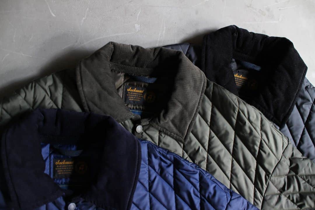 のインスタグラム：「▽ FW23 BB RAYDON JM8390LV 100%POLYESTER ￥49,500 Color: 06 Harbour Blue 20 Olive Green 60 Lamp Black  50年を超える歴史がある 英国の老舗ファクトリーブランド 「Lavenham」とのコラボレーション  1900年代初頭の Baseballユニフォームの 補強パーツとして使われていた ストライプとスラントで形成した Jackmanオリジナルキルトパターンを採用した BB Raydon  Baseballの投手が 登板終了とともに 着用するゆったりとした設計の アイシングポンチョをイメージした シルエットです  厚手のインナーにも合う シルエットと軽さが 特徴です」