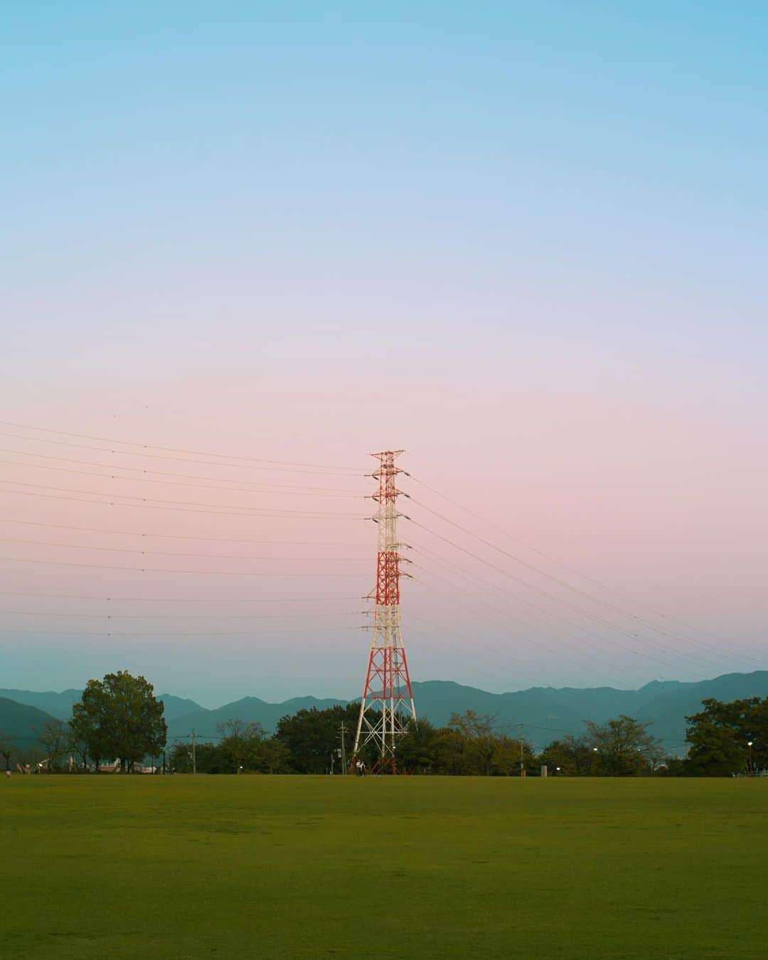 国分真央さんのインスタグラム写真 - (国分真央Instagram)「. 夕暮れ時 🌥️ 空が広い公園でお気に入り。 ⁡ Have a nice weekend 🧃 ⁡ ⁡」10月27日 18時00分 - mao_kokubu