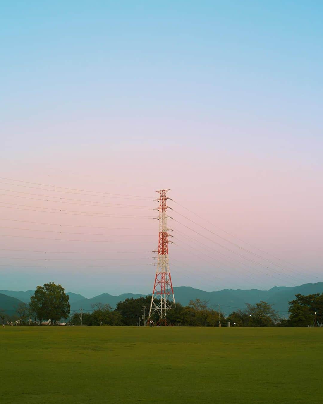 国分真央のインスタグラム：「. 夕暮れ時 🌥️ 空が広い公園でお気に入り。 ⁡ Have a nice weekend 🧃 ⁡ ⁡」