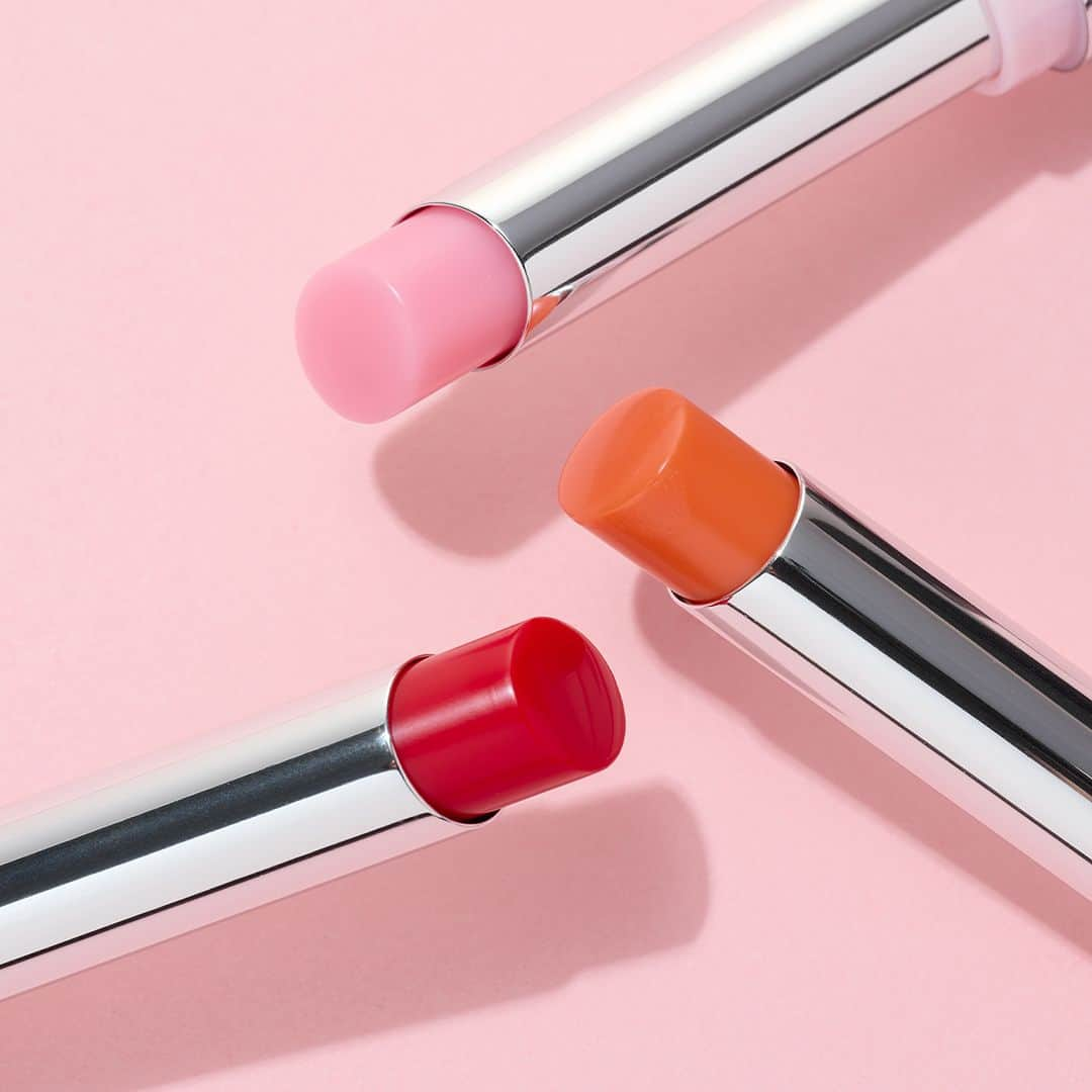 revlon japanのインスタグラム：「🌈透明感あふれる、みずみずしい発色❤️ 数量限定の『レブロン キス グロウ バーム』は、シアーな3色展開💄  上から 🌸001 LILY GLOW(リリー グロウ) 　清楚なフェアリーピンク  🏵️002 PEONY GLOW(ピオニー グロウ)  　フレッシュなパステルオレンジ  🌹004 DAISY GLOW(デイジー グロウ)   　キュートなシアーレッド  pH*リップだから、唇のpH*値にあわせて自分だけの発色になるよ💋✨  -------------------- レブロン キス グロウ バーム 全3色 各1,100円（税込） --------------------- *pHリップのため、唇のpH値によって発色が異なります 2023年10月下旬より、一部の店舗およびレブロン公式オンラインストア（楽天、Yahoo!ショッピング）、Amazon、アットコスメショッピング、Qoo10にて順次発売。 ※一部店舗では取り扱い開始の時期が異なる場合がございます。 ※なくなり次第、販売終了となります。  #レブロン #REVLON #レブロンリップ #リップバーム #レブロンキスグロウバーム  #キスグロウバーム #pHリップ #荒れないリップ #リップケア  #ピンクリップ #オレンジリップ #赤リップ  #リップメイク #新作コスメ #秋メイク #冬メイク #イエベメイク #ブルべメイク #ナチュラルメイク #透明感メイク #オフィスメイク #学生メイク」