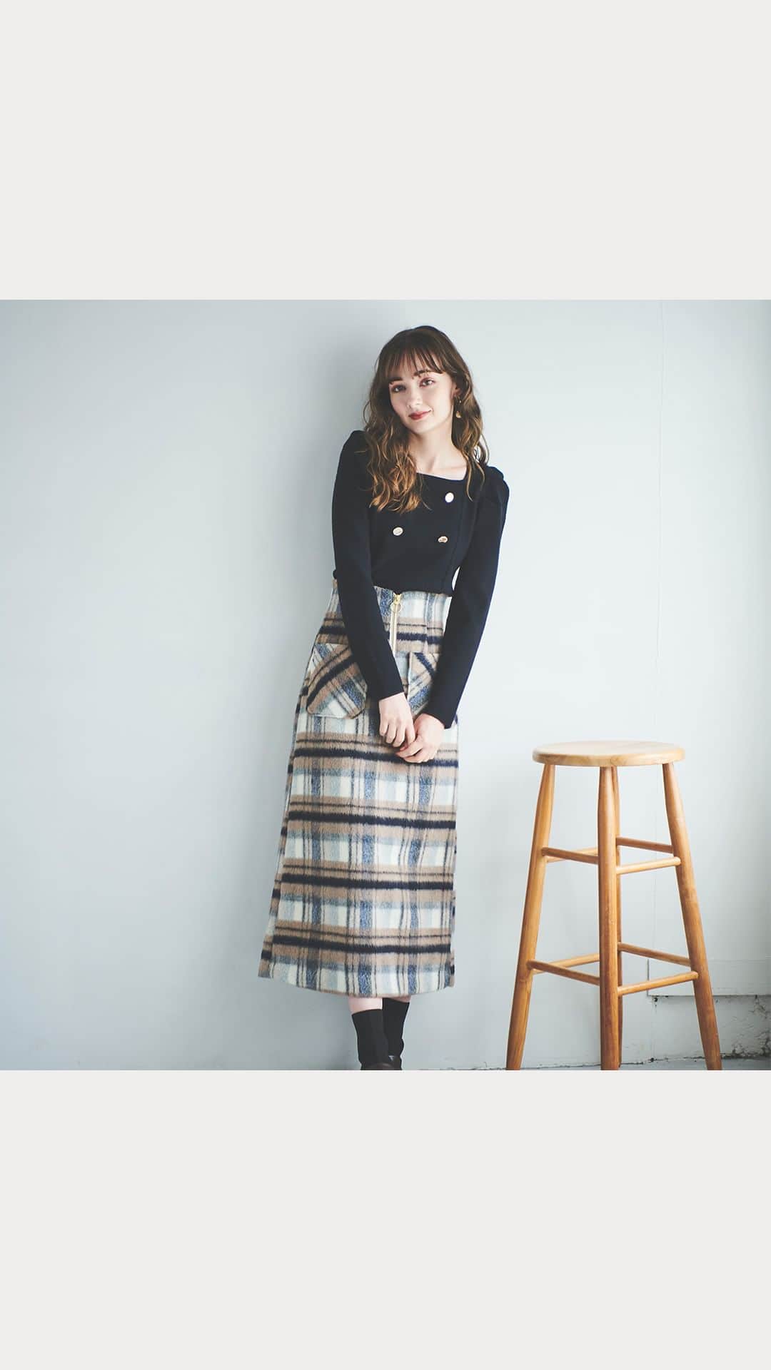 トランテアンソンドゥモードのインスタグラム：「フェミニンテイストとカジュアル要素をMIXした 「New femininity」スタイル  ONLINE SHOPはTOPのURLよりご覧いただけます。 @31sonsdemode  ————————————————————  #31sonsdemode #トランテアンソンドゥモード #トランテアン #fashion #fashionstyle #feminine #femininestyle #フェミニン #フェミニンコーデ #フェミニンカジュアル #大人フェミニン #デートコーデ #上品コーデ」