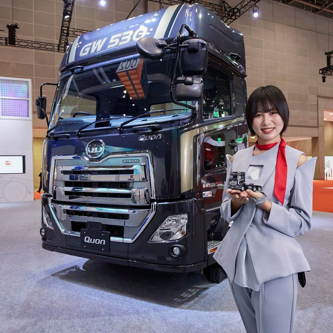 ＵＤトラックスさんのインスタグラム写真 - (ＵＤトラックスInstagram)「＼Japan Mobility Show 2023出展物紹介①クオンGW／ 重量物輸送の常識を塗り替えるフラッグシップモデル、パワフルでありながら省燃費。専用12段電子制御式オートマチックトランスミッション「ESCOT-Ⅶ」と運転支援機能「UDアクティブステアリング」による高い運転性能、そして国産車で唯一採用されている総輪ディスクブレーキなどによる制動力、さらに快適な居住性を備えます。人にも積荷にもやさしい大型けん引車は、ドライバーの誇りとともに社会インフラを支えます。  普段は一般販売していないミニチュアモデルをJMS会場で販売しています。いすゞグループのブースにぜひお越しください。  ◆ISUZU & UD Trucks JAPAN MOBILITY SHOW 2023 Special Website https://www.isuzu-ud-jms2023.com/  ◆販売商品一覧：https://www.isuzu-ud-jms2023.com/ud-sale-Items  ＼Introduction of UD Trucks Exhibits at Japan Mobility Show 2023 ① Quon GW／  Flagship model that redefines the standard for hauling heavy loads, the heavy-duty Quon GW 6x4 is powerful yet fuel-efficient. Excellent performance is provided by the next-generation 12-speed electronically controlled ESCOT-VII automatic transmission and UD Active Steering for precise and stable steering. Superior braking power provided by disc brakes, is unique among Japanese truck manufacturers. Comfortable and roomy, drivers can take pride in a truck that puts people and cargo first.  Scale models, which are not usually sold to the public, are available for sale at the JMS venue.  We hope to see you at our booth!  ◆ISUZU & UD Trucks JAPAN MOBILITY SHOW 2023 Special Website: https://www.isuzu-ud-jms2023.com/?a=no&lang=en  ◆List of goods: https://www.isuzu-ud-jms2023.com/ud-sale-Items?lang=en  #udtrucks #udトラックス #isuzu #いすゞ #quon #quester #fujin #クオン #クエスター #風神 #JMS2023 #Japanmobilityshow #ジャパンモビリティショー #udjms2023」10月27日 18時01分 - udtrucksjp