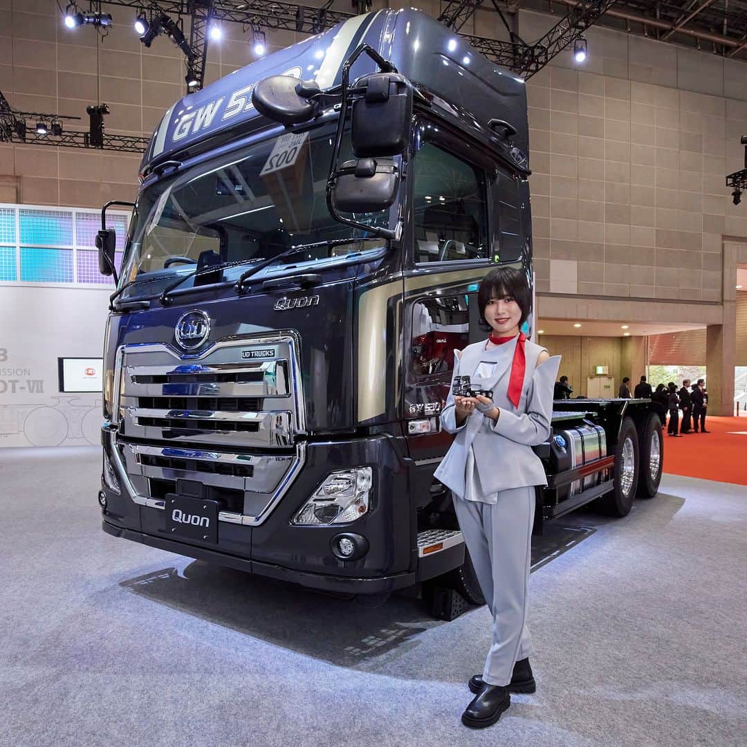 ＵＤトラックスのインスタグラム：「＼Japan Mobility Show 2023出展物紹介①クオンGW／ 重量物輸送の常識を塗り替えるフラッグシップモデル、パワフルでありながら省燃費。専用12段電子制御式オートマチックトランスミッション「ESCOT-Ⅶ」と運転支援機能「UDアクティブステアリング」による高い運転性能、そして国産車で唯一採用されている総輪ディスクブレーキなどによる制動力、さらに快適な居住性を備えます。人にも積荷にもやさしい大型けん引車は、ドライバーの誇りとともに社会インフラを支えます。  普段は一般販売していないミニチュアモデルをJMS会場で販売しています。いすゞグループのブースにぜひお越しください。  ◆ISUZU & UD Trucks JAPAN MOBILITY SHOW 2023 Special Website https://www.isuzu-ud-jms2023.com/  ◆販売商品一覧：https://www.isuzu-ud-jms2023.com/ud-sale-Items  ＼Introduction of UD Trucks Exhibits at Japan Mobility Show 2023 ① Quon GW／  Flagship model that redefines the standard for hauling heavy loads, the heavy-duty Quon GW 6x4 is powerful yet fuel-efficient. Excellent performance is provided by the next-generation 12-speed electronically controlled ESCOT-VII automatic transmission and UD Active Steering for precise and stable steering. Superior braking power provided by disc brakes, is unique among Japanese truck manufacturers. Comfortable and roomy, drivers can take pride in a truck that puts people and cargo first.  Scale models, which are not usually sold to the public, are available for sale at the JMS venue.  We hope to see you at our booth!  ◆ISUZU & UD Trucks JAPAN MOBILITY SHOW 2023 Special Website: https://www.isuzu-ud-jms2023.com/?a=no&lang=en  ◆List of goods: https://www.isuzu-ud-jms2023.com/ud-sale-Items?lang=en  #udtrucks #udトラックス #isuzu #いすゞ #quon #quester #fujin #クオン #クエスター #風神 #JMS2023 #Japanmobilityshow #ジャパンモビリティショー #udjms2023」