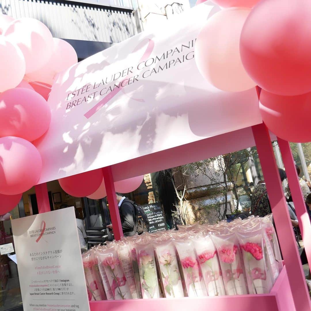 美的 Biteki's official Instagram! さんのインスタグラム写真 - (美的 Biteki's official Instagram! Instagram)「乳がんに対する意識を高めるための美しいきっかけとして、エスティ ローダー カンパニーズ 2023 乳がんキャンペーン「PINK ME MARUNOUCHI」が、～11月1日（水）までの期間でスタート。Welcome Sessionが行われました。   1992年から毎年10月にエスティ ローダー カンパニーズが行ってきたこのキャンペーン。 今年のテーマ「美しい絆で、乳がんのない世界へ」。一人でも多くの人に、乳がんに対する意識を高めるきっかけとし、この病気へ理解を深め、真の進歩に貢献していきたいという思いが込められています。   「PINK ME MARUNOUCHI」Welcome Sessionには、ELC ジャパン職務執行者社長 ジェームズ アクィリナ氏と、Japan Breast Cancer Research Group (JBCRG) と米国乳がん研究基金(BCRF) の医師、聖路加国際病院 腫瘍内科 副医長 北野敦子先生が登壇。10年にわたる寄付金が5,000万円を達したことが発表されました。 また、 「乳がんは現在日本人の9人に1人がなる病気。ですが、乳がんを乗り越えてキラキラ輝いている人がたくさんいます。乳がんになってもその人らしく生活ができるようになってきていると思います。」（北野敦子先生） 「今日のイベントはピンクリボンからインスピレーションを得て開催しています。ちょっとした会話や行動が本当に大切で、話をしたり行動したりすることが乳がんへの意識を高めることにつながり、乳がん予防を促します。そのような会話や行動の美しいきっかけにこのイベントがなればと願っています。」（ジェームズ アクィリナ氏） などとトーク。 「（今回のキャンペーンのように）乳がんをキラキラとした感じでサポートしてくれるということは、当事者の方だけではなく家族やその周りの方たちの心の支えになると思います。ぜひこういった活動を続けていただきたいです。そして、研究にも少し考える機会を設けていただけるとうれしいです」（北野先生）と、その重要性についても語りました。   11月1日（水）までの期間に行われる「PINK ME MARUNOUCHI」では、丸の内エリアにて1,000本のピンクフラワーバルーンと乳がん啓発情報カードの無料配布が。楽しく、そして気軽な気持ちで乳がんへの知識を知ることができます。 【イベント詳細】 ・日時：～11日1日（水） ・会場：丸の内エリア ・内容：フラワーバルーン配布（数がなくなり次第終了）、丸の内仲通りのバナーフラッグ ※フラワーバルーン配布時間は、10月27日（金）～10月29日（日）11：00～13：00   また、投稿が寄付につながるインスタグラムの投稿キャンペーンも。「PINK ME MARUNOUCHI」のイベント期間中に、指定アカウントのメンションとハッシュタグ2種全てをつけてインスタグラムにフィード投稿すると、1投稿につき2,500円、最大100万円が一般社団法人 JBCRG （Japan Breast Cancer Research Group）へ寄付されます。 【キャンペーン詳細】 ・期間：～10月31日（火） ・内容：ハッシュタグ「#TimeToEndBreastCancer」、「#乳がんのない世界へ」と、「#esteelaudercompanies」のアカウントのメンションをつけてInstagramにフィード投稿を行うと、1投稿につき2,500円、最大100万円が一般社団法人 JBCRG （Japan Breast Cancer Research Group）へ寄付されます。   その他、毎年大人気の支援商品も限定発売中。ぜひこの機会に、乳がんについて知り、一人ひとりができるアクションから始めていきましょう！   #エスティローダー#esteelauder#ピンクリボン#スキンケア#乳がん#bitekicom @esteelaudercompanies」10月27日 17時54分 - bitekicom