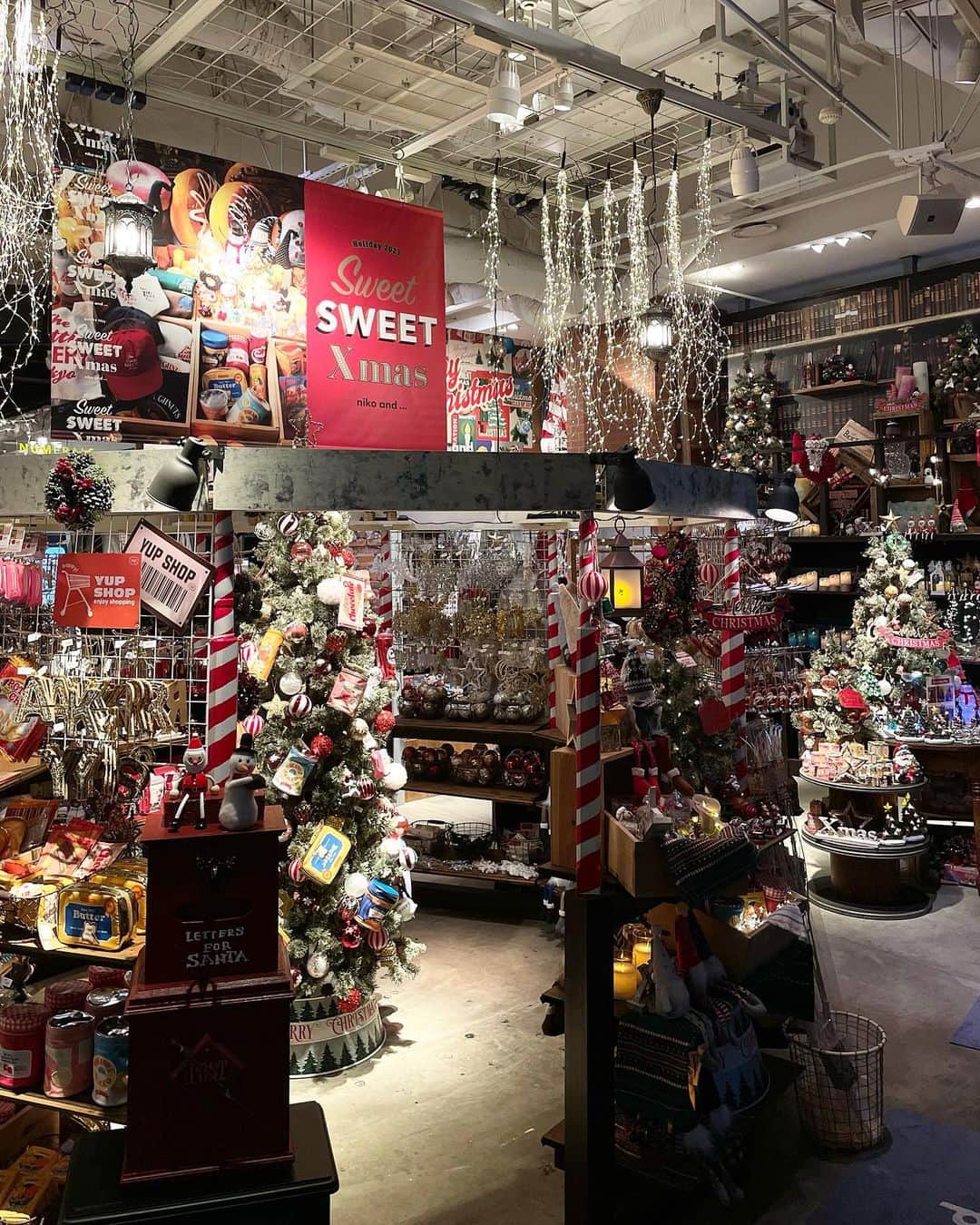 ニコアンドのインスタグラム：「🍭Sweet SWEET Xmas🍩  ~STORE LIMITED~  なんだか気持ちが高まる季節が今年もやってきました  niko and ... ではお菓子とクリスマスをテーマにした『Sweet SWEET Xmas』がスタート！🎄  niko and ... オリジナルのアイテムはもちろん、なんと原宿で人気のベーカリーショップ『The Little BAKERY Tokyo』とのコラボグッズを一部の店舗にて発売決定👏  ドーナツプリントやメニューボードをあしらったプルオーバーをはじめ、キャップやロゴソックスなどを展開いたします！  また TOKYO 店限定でオリジナルのカフェメニューも発売決定！✨  ■「The Little BAKERY Tokyo」コラボアイテム概要  発売日：2023年10月27日（金）10:00～  展開店舗 ： 🍩niko and ... イオンモール旭川西 🥤niko and ... TOKYO 🍩niko  and ... 二子玉川ライズ S.C 🥤niko and ... TOKYOBAY 🍩niko and ... 横浜ベイクォーター 🥤niko and ... イオンモール白山 🍩niko and ... イオンモール豊川 🥤niko and ... mozoワンダーシティ 🍩niko and ... 神戸ハーバーランドウミエ 🥤niko and ... ららぽーと福岡  ✨公式WEBストア .st(ドットエスティ) ※店舗によって発売日が異なる場合がございます。  ご不明点がございましたら、 DMにてお気軽にお問い合わせくださいませ！  ご来店お待ちしております！  #ニコトーキョーzakka  @nikoandtokyo  ーーーーーーーーーーーーーーーー 　　 　　OPEN 11:00 CLOSE 21:00  ーーーーーーーーーーーーーーーー  #nikoand #nikoandtokyo #ニコアンド #ニコアンド雑貨 #クリスマス #クリスマスツリー #クリスマスリース #クリスマスプレゼント #オーナメント #アメリカン #アメリカン雑貨 #おすすめ雑貨 #生活雑貨 #インテリア #インテリアコーディネート #インテリア小物 #雑貨屋さん巡り #東京雑貨屋 #クリスマスデート #クリスマスデートスポット #christmas #christmasdecor #christmastime #christmasdecorations #christmasmood #japantravel #tokyo #tokyochristmas #japanchristmas」