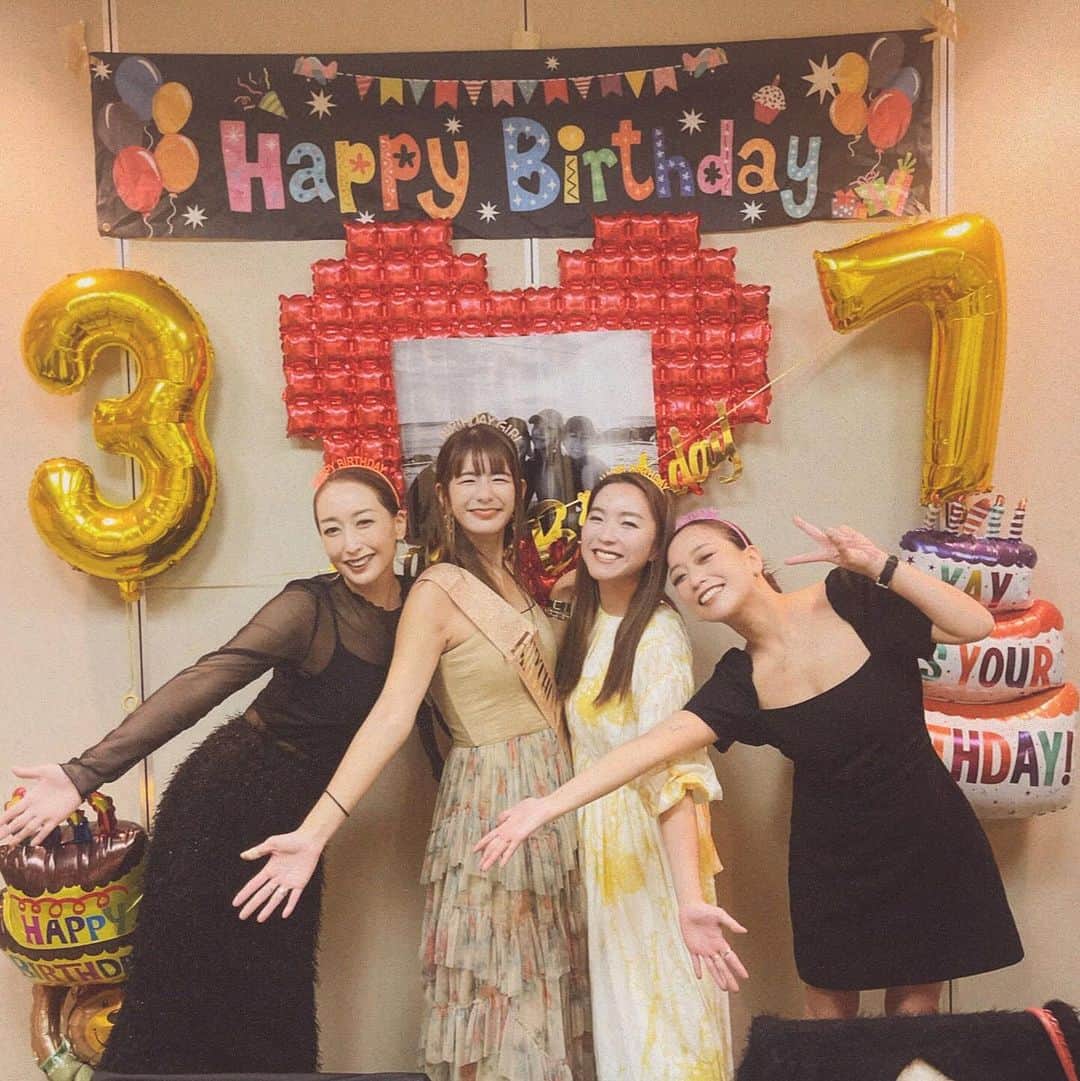 スザンヌのインスタグラム：「愛に満ちた人生を送れますように🫶という今世でのいちばんの願いを叶えてくれているのはみんなのおかげでしかないなぁ❤️‍🔥（これ見てくれてるみんなもだよ♡いつもありがとう♡）  出逢ってくれてありがとう。。  笑った泣いた歌ったそしてよーく飲んだお誕生日旅連れてってもらいました🍶in原鶴温泉♨️📷を添えて。  9月にこちらも大好き東京ちーむが お誕生日会してくれた時の💕 まだお誕生日まで1ヶ月以上あったしで本当に本当にサプライズ😳！！ じゃけん（パパママ不在だったけど）〜ハナミズキ🍾も久しぶりでさいっこーだった💓 写真見てたらもう会いたい🥰❤️  最後はいつでも見られるように 大好きたちを集めたキーホルダーさきちゃんが作ってくれた🎁ありがと♡ 最高！ マネージャー田中くんもいる笑 そして田中くんもお誕生日だったんだ🎂当日テレビ電話したよ☜  おめでとう🎊🍾🎈㊗️🎉🎊  10月はお誕生日のお友達がいっぱいで 毎日おめでとう言い合っていてそれもまたしあわせ！  36歳最後の日は やはりありがとうで締めくくりたくて 🙏❤️‍🔥❤️‍🔥❤️‍🔥  いつもいつも どんなときもありがとう☺️  37歳もどうぞよろしくお願いします🙏 笑顔を忘れずメラメラ頑張ります💪🌈  #いっぱいタグしてごめん」