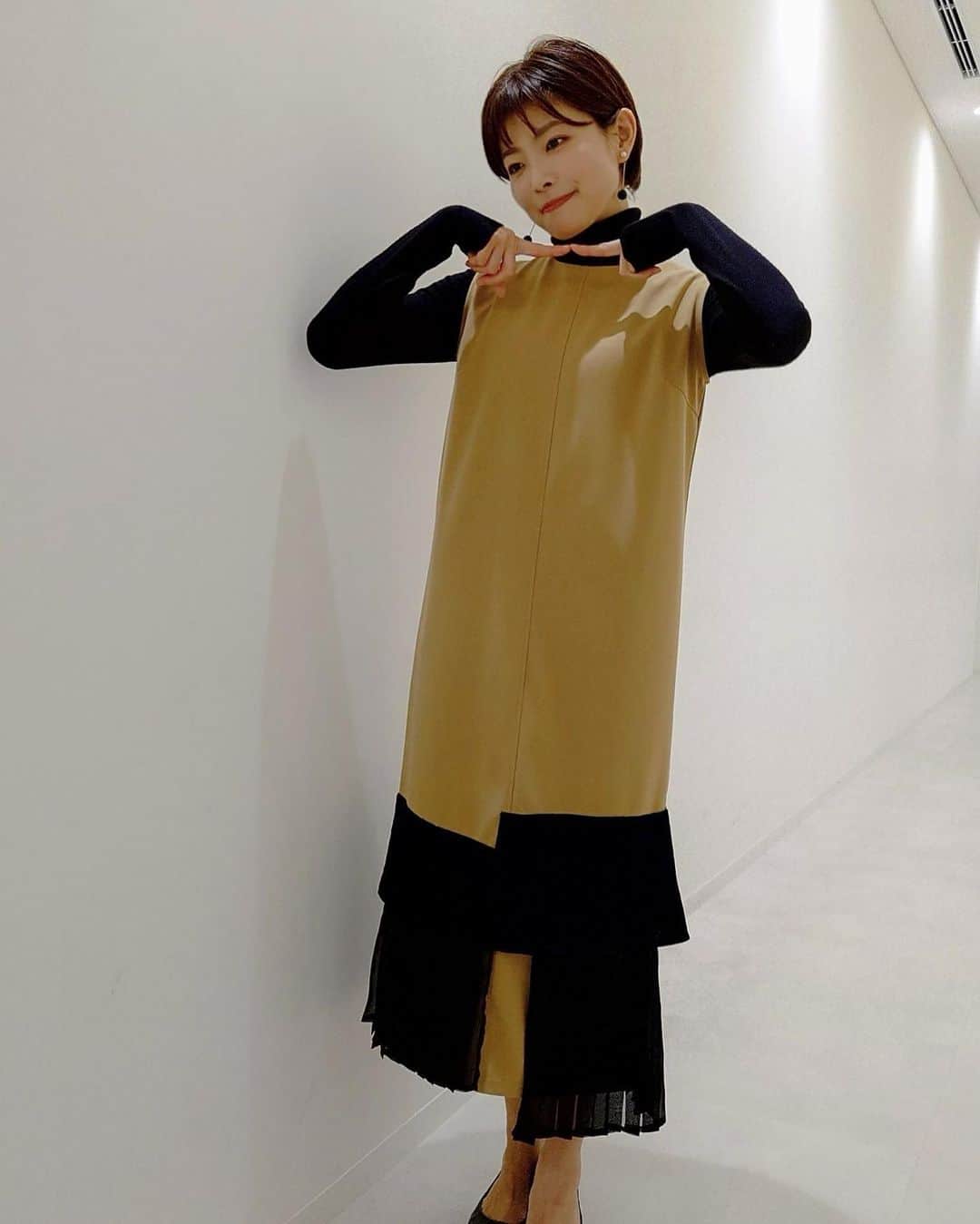 林マオのインスタグラム：「#ネタバレ衣装 #ワンピース #裾がかわいい🖤 #ツンツン #秋やね  ワンピース @dollupoops _tevalt_official」