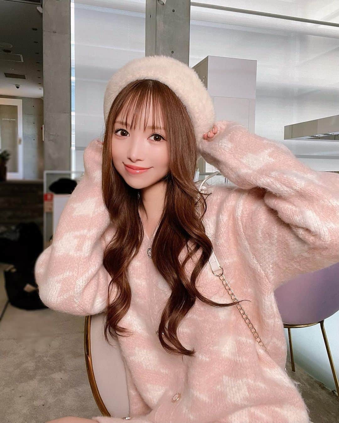 八鍬里美のインスタグラム：「今年の千鳥柄ニットも安定の人気🥹💕 ふわふわニットの千鳥柄×ゆったりシルエットがあざとい...🤤♡  ピンクとベージュの2color♡ どっちもかわいくて迷う🥺  #千鳥柄#ふわふわ#あざとい#ベレー帽#ミシェルマカロン#michellmacaron」