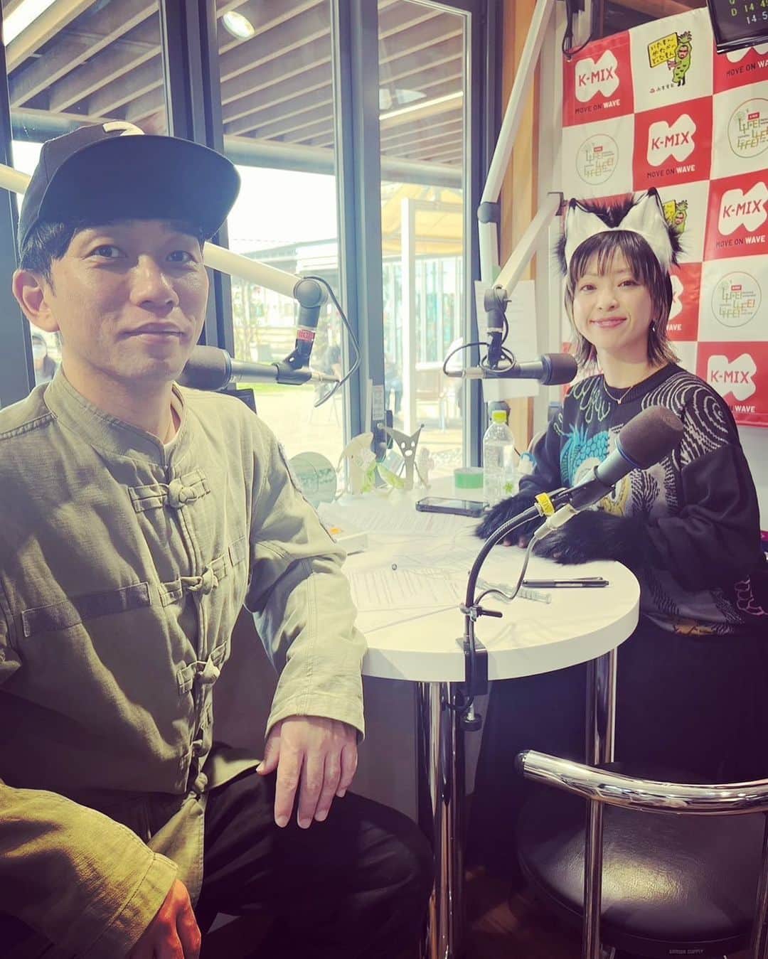 わたなべだいすけのインスタグラム：「2023.10.27  今日の @kmix_life は ゲートウェイ函南から生放送でした。ハロウィンということでなっちゃんは猫でした👍  みんなのおかげで今週も平和なラララでした。 世界の平和もみんなで力を合わせて守りましょう。」