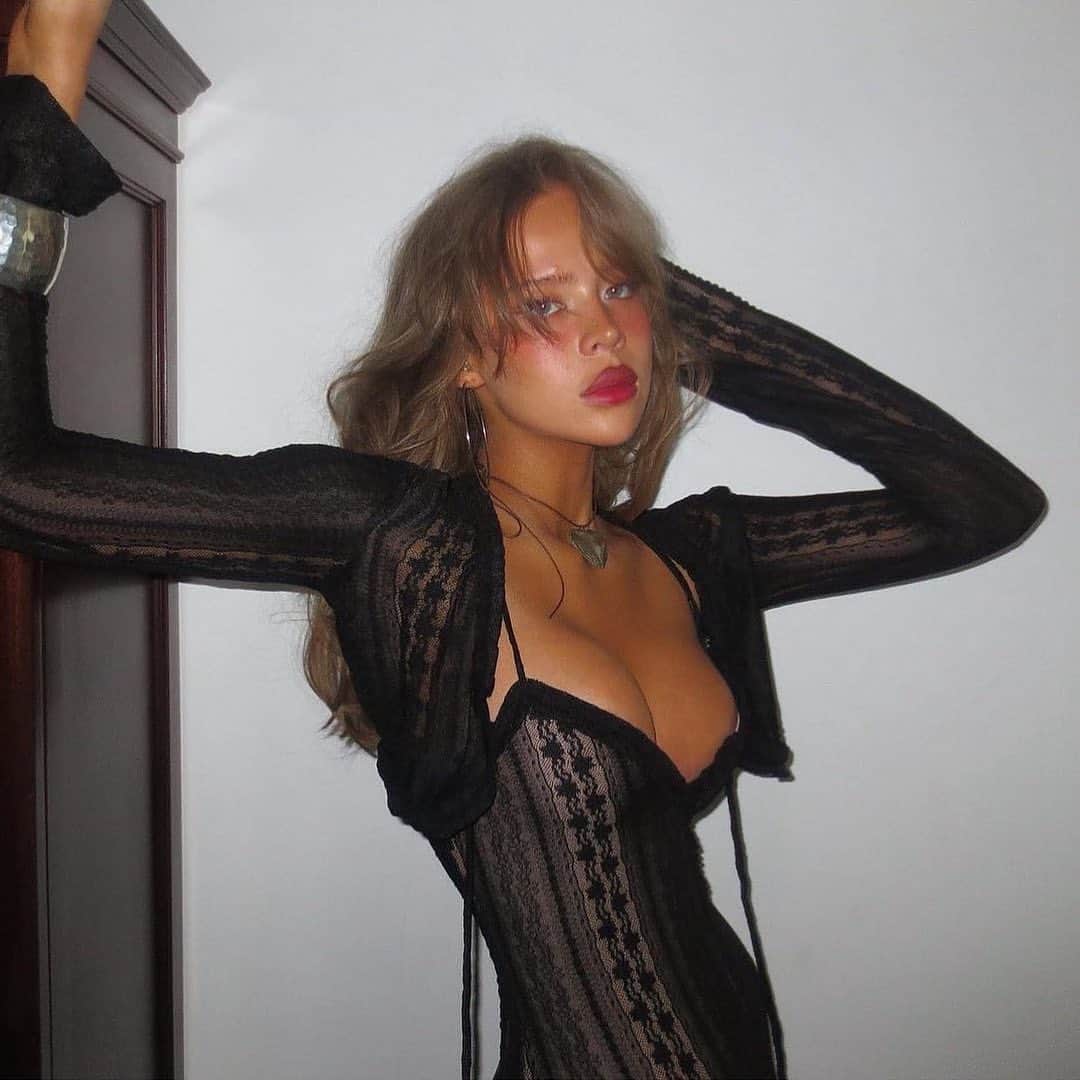 tiger Mistのインスタグラム：「TM muse, @lotteegs stuns in the Sopha Two Piece Dress. ❥ Tap to shop!」