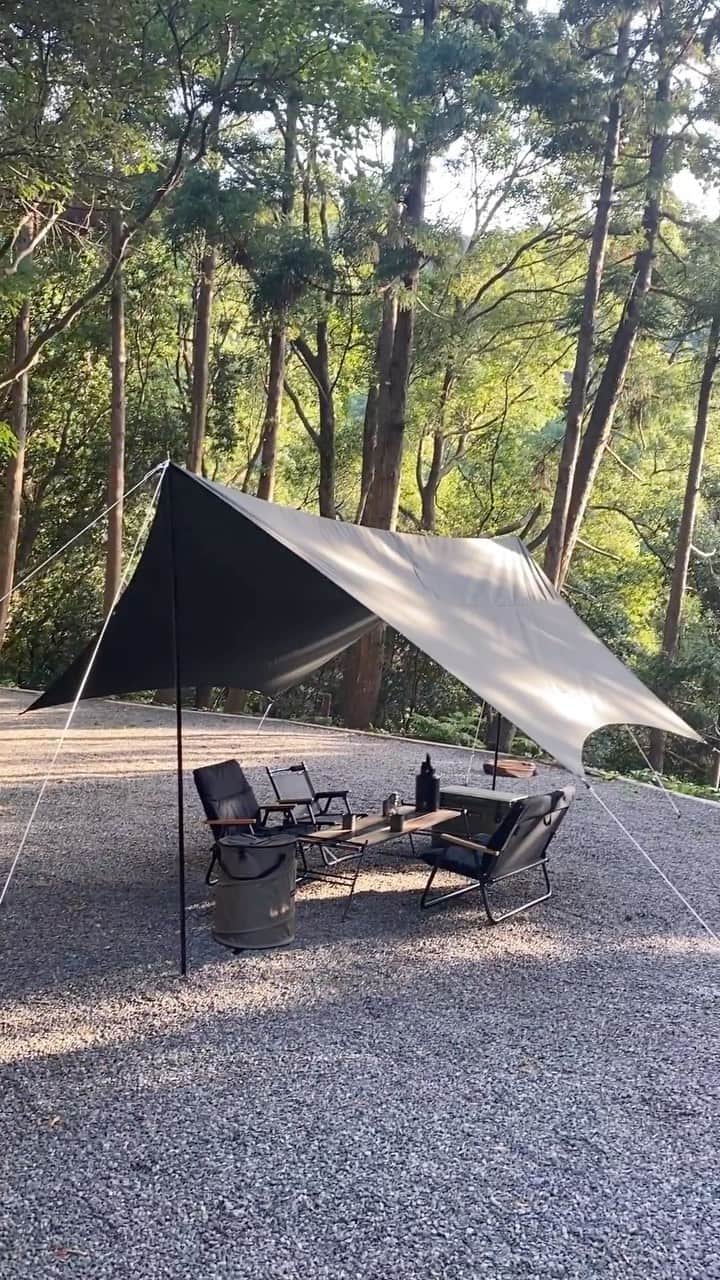 VASTLANDのインスタグラム：「昨日の撮影ではTCヘキサタープを張ってみました🏕️ オリーブのタープとブラックのチェアはなかなかいい組み合わせです😁👍  #VASTLAND #ヴァストランド #TCヘキサタープ #タープ #キャンプ」