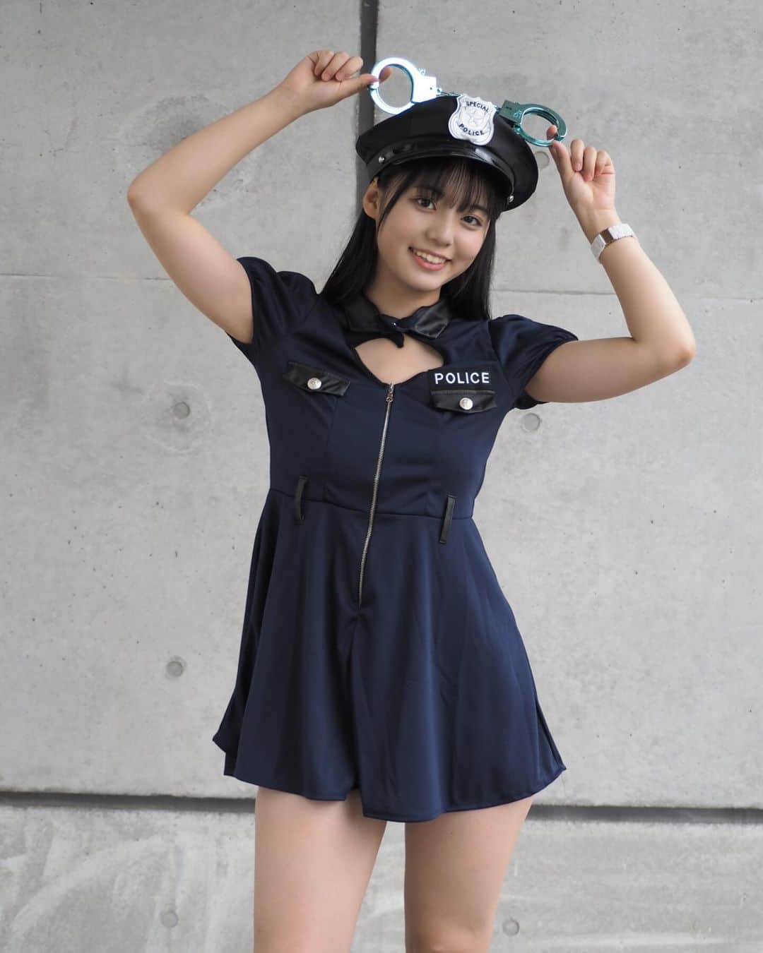 のインスタグラム：「🎃ハロウィンコスプレ🎃 👮🏻になったよ🩵  #松島かのん #制コレ22 #準グランプリ #カメラ女子 #コスプレ #ポリス #ミニスカート #黒髪 #セミロング #jk #ljk #17歳 #06 #follow #followme」