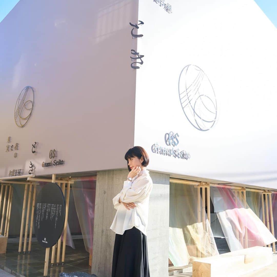 川上未映子のインスタグラム：「秋の美しい日、@grandseikojapanさんにお招き頂き、素敵なひとときを過ごしました。午後の柔らかい日差しと風に、まさに「とき」がゆれつづけている贅沢な空間でした。山粧う秋──とくべつなお菓子の名前はもちろん、添えられた言葉は繊細でしなやかで、お花の色、形、世界観……会場のどこを拝見しても、作り手の皆さんのきめ細やかな想いが隅々にまで満ちていて、静かな迫力を感じました。美しく精緻極まりない腕時計とともに味わった、1秒と1秒のあいだ。光と布のゆれかた、ずっと残っています。10月27日から11月5日まで、ぜひ！ #pr #grandseiko #和菓子屋とき #aliveintime #グランドセイコー」