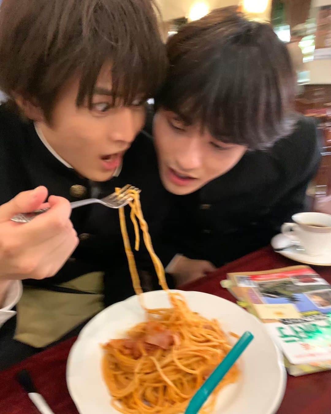 のインスタグラム：「第5話オフショット🌟 モチモチのパスタを半分こ、、、😳!?  撮影中、パスタを口に入れすぎてしまい焦る柏木さん！ その焦り具合に、正面にいた田中さんはぴゅあキュンしてました😂💓  第5話はTVerで配信中です🙆‍♀️  #tbs #ドラマストリーム #君には届かない #icannotreachyou #Netflixにて先行配信中 #第6話10月31日火曜24時58分放送🎃 #前田拳太郎 #柏木悠(#超特急) #ぴゅあキュン #エモてぇ」