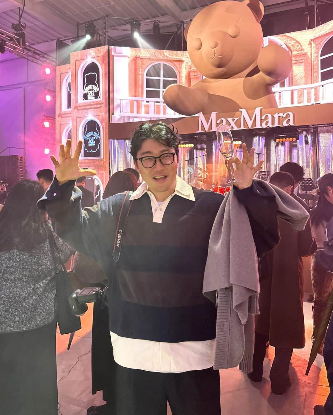 가로수길 , Seoulのインスタグラム：「Max Mara Teddy Ten 🍸🍾  곰돌이 가득한 곳에 내가 빠질수 없지 나는야 곰이림 어제는 브이보다 곰돌이 포즈로 밀었지🐻🐻🧸 테디베어 코트 넘 따뜻하고 편할거 같아서 나도 한번 입고 싶은 마음 한가득   풀타임 촬영하고 넘어가서 이미 영혼이 없었지만 오랜만에 보는 사람들 많아서 행복행복   테디베어 코트여 영원하라아~🧸  초대 감사합니다 💕 @jjjeong2yo 🐻  #막스마라 #막스마라테디텐 #MaxMara #MaxMaraTeddyTen」