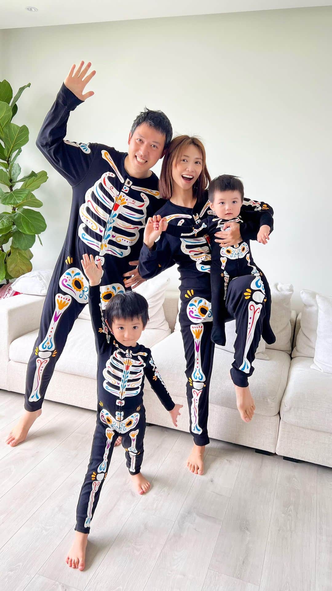 Elva Niのインスタグラム：「We love spooky season 👻 #halloweenfamilyfun #vefamily」