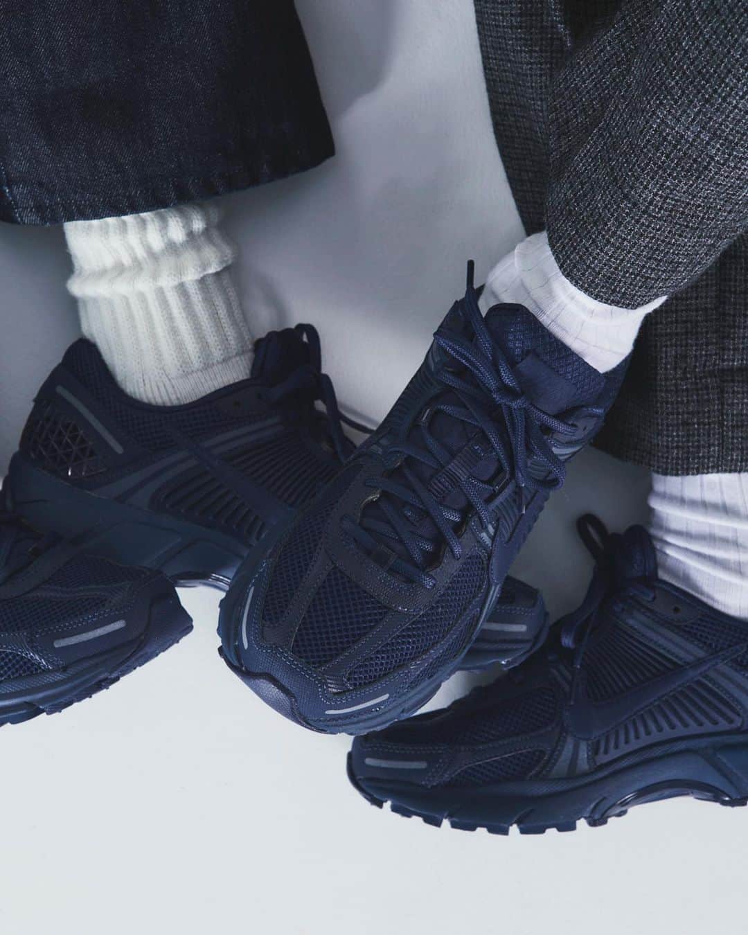 ソフのインスタグラム：「SOPH. TOKYO 24th ANNIVERSARY 2023.11.02(THU) ⠀ ”SOPH. NAVY PACK” ⠀ ・NIKE ZOOM VOMERO 5 : ￥20,900 (TAX INC) ⠀ 2010年に長距離ランナー向けに誕生した本格派ランニングシューズ”NIKE ZOOM VOMERO 5”。 ⠀ SOPH. TOKYOのオープン24周年にあわせて、オールネイビーの新色モデルを展開します。 ⠀ メッシュと合成皮革を採用したコンビネーションアッパーは通気性と耐久性を向上し、格子状のプラスチック製のヒールケージは安定した走行をサポート。CushlonフォームとZoom Airクッショニングが抜群の履き心地を実現します。 ⠀ ランニングシューズのDNAをライフスタイルシーンへと昇華したグッドプロダクトです。 ⠀ 11/2(木)よりSOPH.shopにて、同日正午よりSOPH. ONLINE STOREにて発売。 ⠀ *入荷状況、販売方法は店舗によって異なりますので、詳細は各店舗までお問い合わせください。 *SOPH.shopでの通販につきましては、11/3(金)からとなります。 ⠀ “NIKE ZOOM VOMERO 5” is an authentic running shoe born in 2010 for long-distance runners. ⠀ Based on 24th anniversary of SOPH. TOKYO, new model with an all-navy color will be released. ⠀ The combination upper, which uses mesh and synthetic leather, improves breathability and durability, and the lattice-shaped plastic heel cage supports stable running. Cushlon foam and Zoom Air cushioning provide exceptional comfort. ⠀ It is a good product that sublimates the DNA of running shoes to the lifestyle scene. ⠀ Available at SOPH.shops from 11/2(Thu), and SOPH. ONLINE STORE from 12:00pm(JST) on the same day. ⠀ *Please contact each store for details as the availability and sales method differ depending on the store. *As for the mail order at SOPH.shops, it starts from 11/3(Fri). ⠀ Art Direction : @sekinob Photographs：@taro_hirayama Styling：@keisuke_shibahara Hair：@kenshinasano  #NIKE @nike @niketokyo」