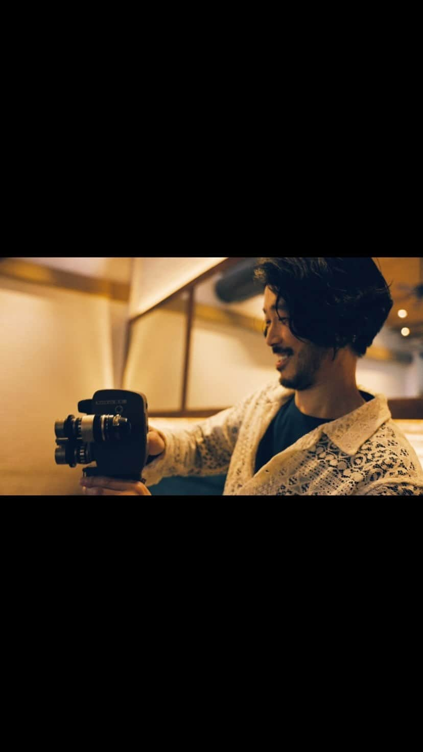 大橋トリオのインスタグラム：「. ｜カラタチの夢 Music Video｜  「#きのう何食べた？ season2」オープニングテーマ🍚🥢 @movie_nanitabe   大橋の所属事務所であるディケイド @decadeinc の俳優仲間や、THE CHARM PARKなど関わりの深いミュージシャンを呼んで大橋主催のパーティーを某所にて開催して撮影🥂🎥  気の知れた仲間と何気ない楽しい時間を過ごす情景が曲の世界に絶妙にマッチしたミュージックビデオに仕上がっています。 ぜひ、チェックして見てください。  #大橋トリオ #泉拓磨 #礒部智（酔蕩天使） #岩谷健司 #浦浜アリサ #浦山佳樹 #大西信満 #岡部ひろき #岡本多緒 #小川未祐 #神谷洵平 #Mona（Kitri） #Hina（Kitri） #こだまたいち（酔蕩天使） #THECHARMPARK #澁谷麻美 #高橋直希 #Takumadrops #武嶋聡 #玉りんど #テイ龍進 #内藤正記 #冨樫マコト #二階堂智 #松浦祐也 #水永康貴（酔蕩天使） #村上淳 #遊屋慎太郎 #和田光沙（五十音順）」