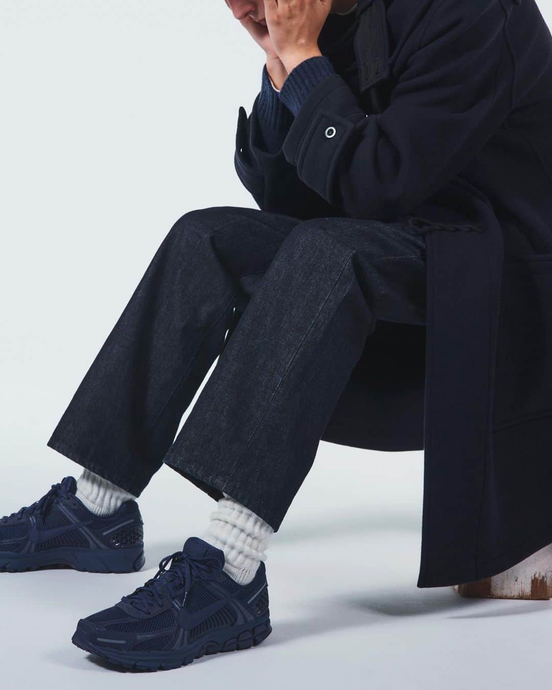 ソフのインスタグラム：「SOPH. TOKYO 24th ANNIVERSARY 2023.11.02(THU) ⠀ ”SOPH. NAVY PACK” ⠀ ・NIKE ZOOM VOMERO 5 : ￥20,900 (TAX INC) ⠀ 2010年に長距離ランナー向けに誕生した本格派ランニングシューズ”NIKE ZOOM VOMERO 5”。 ⠀ SOPH. TOKYOのオープン24周年にあわせて、オールネイビーの新色モデルを展開します。 ⠀ メッシュと合成皮革を採用したコンビネーションアッパーは通気性と耐久性を向上し、格子状のプラスチック製のヒールケージは安定した走行をサポート。CushlonフォームとZoom Airクッショニングが抜群の履き心地を実現します。 ⠀ ランニングシューズのDNAをライフスタイルシーンへと昇華したグッドプロダクトです。 ⠀ 11/2(木)よりSOPH.shopにて、同日正午よりSOPH. ONLINE STOREにて発売。 ⠀ *入荷状況、販売方法は店舗によって異なりますので、詳細は各店舗までお問い合わせください。 *SOPH.shopでの通販につきましては、11/3(金)からとなります。 ⠀ “NIKE ZOOM VOMERO 5” is an authentic running shoe born in 2010 for long-distance runners. ⠀ Based on 24th anniversary of SOPH. TOKYO, new model with an all-navy color will be released. ⠀ The combination upper, which uses mesh and synthetic leather, improves breathability and durability, and the lattice-shaped plastic heel cage supports stable running. Cushlon foam and Zoom Air cushioning provide exceptional comfort. ⠀ It is a good product that sublimates the DNA of running shoes to the lifestyle scene. ⠀ Available at SOPH.shops from 11/2(Thu), and SOPH. ONLINE STORE from 12:00pm(JST) on the same day. ⠀ *Please contact each store for details as the availability and sales method differ depending on the store. *As for the mail order at SOPH.shops, it starts from 11/3(Fri). ⠀ Art Direction : @sekinob Photographs：@taro_hirayama Styling：@keisuke_shibahara Hair：@kenshinasano  #NIKE @nike @niketokyo」