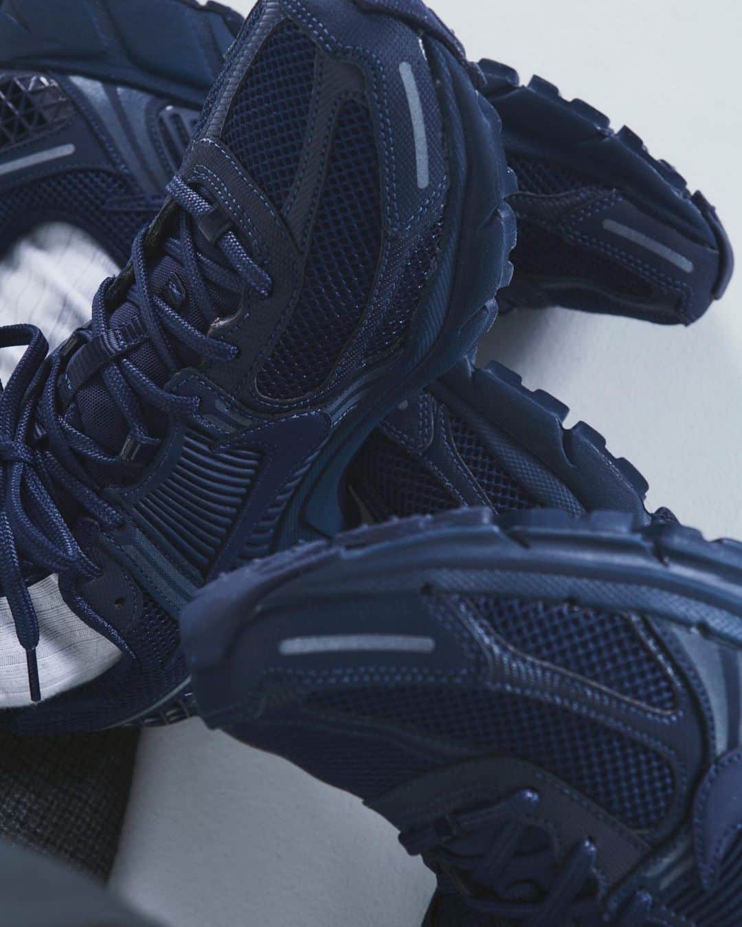 ソフのインスタグラム：「SOPH. TOKYO 24th ANNIVERSARY 2023.11.02(THU) ⠀ ”SOPH. NAVY PACK” ⠀ ・NIKE ZOOM VOMERO 5 : ￥20,900 (TAX INC) ⠀ 2010年に長距離ランナー向けに誕生した本格派ランニングシューズ”NIKE ZOOM VOMERO 5”。 ⠀ SOPH. TOKYOのオープン24周年にあわせて、オールネイビーの新色モデルを展開します。 ⠀ メッシュと合成皮革を採用したコンビネーションアッパーは通気性と耐久性を向上し、格子状のプラスチック製のヒールケージは安定した走行をサポート。CushlonフォームとZoom Airクッショニングが抜群の履き心地を実現します。 ⠀ ランニングシューズのDNAをライフスタイルシーンへと昇華したグッドプロダクトです。 ⠀ 11/2(木)よりSOPH.shopにて、同日正午よりSOPH. ONLINE STOREにて発売。 ⠀ *入荷状況、販売方法は店舗によって異なりますので、詳細は各店舗までお問い合わせください。 *SOPH.shopでの通販につきましては、11/3(金)からとなります。 ⠀ “NIKE ZOOM VOMERO 5” is an authentic running shoe born in 2010 for long-distance runners. ⠀ Based on 24th anniversary of SOPH. TOKYO, new model with an all-navy color will be released. ⠀ The combination upper, which uses mesh and synthetic leather, improves breathability and durability, and the lattice-shaped plastic heel cage supports stable running. Cushlon foam and Zoom Air cushioning provide exceptional comfort. ⠀ It is a good product that sublimates the DNA of running shoes to the lifestyle scene. ⠀ Available at SOPH.shops from 11/2(Thu), and SOPH. ONLINE STORE from 12:00pm(JST) on the same day. ⠀ *Please contact each store for details as the availability and sales method differ depending on the store. *As for the mail order at SOPH.shops, it starts from 11/3(Fri). ⠀ Art Direction : @sekinob Photographs：@taro_hirayama Styling：@keisuke_shibahara Hair：@kenshinasano  #NIKE @nike @niketokyo」