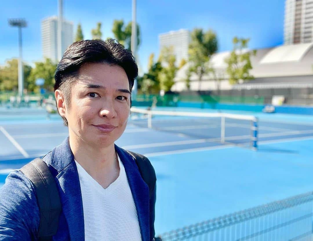 吉崎仁康のインスタグラム：「テニスの日本一を決める全日本選手権が、東京 有明テニスの森で開催されています！予選から驚くほどのレベルの高さに好カード＆接戦の連続、テニスファンにはたまらない大会となっています♪ もっと選手のことを応援したくなりますし、自分もプレーしたくなりますね。本戦も素晴らしい試合続きとなるでしょう♪  #全日本テニス選手権  #有明テニスの森」