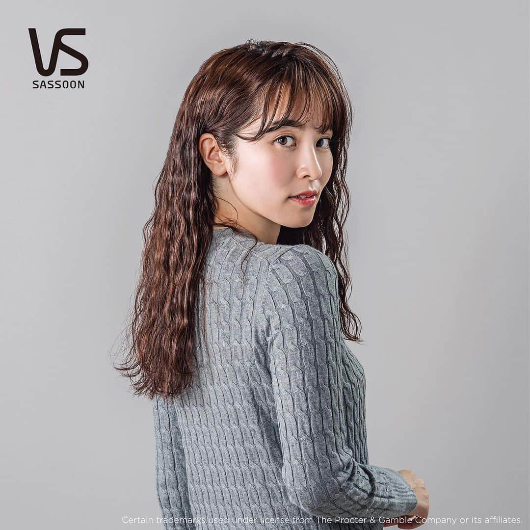 ヴィダルサスーン・ヘアアイロン【公式】さんのインスタグラム写真 - (ヴィダルサスーン・ヘアアイロン【公式】Instagram)「写真は1番細かいしっかりウェーブのスタイリング。これからイベントが増える季節、いつもと少し違うスタイリングを楽しんで！ . ご購入はアカウントTopのURL、各種オンラインショップ、または全国の家電量販店で。 . ウェーブアイロン品番：VSW-1600/KJ . ●温度設定：120～200℃（5段階）●自動電源オフ●海外使用OK (100-240V) ※海外で使用される時は市販のプラグアダプターが必要です。 . #vidalsassoon #ヴィダルサスーン #ヘアアイロン #ウェーブアイロン #コテ #ヘアスタイル #ヘアスタイリング #ヘアアレンジ #ウェーブヘア #波ウェーブ #ゆるふわ #セルフアレンジ #美容家電」10月27日 18時04分 - vs_hairiron_official