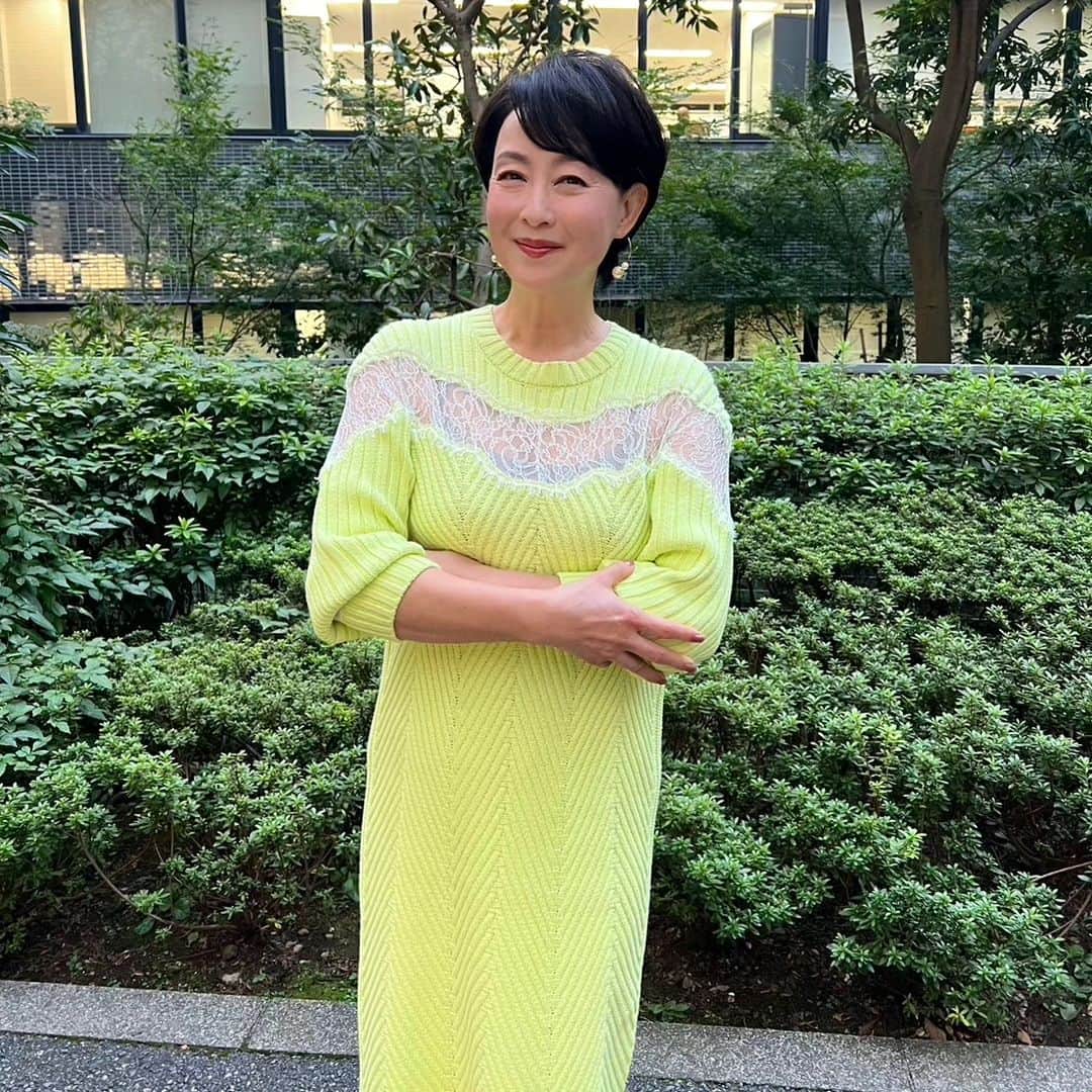 のインスタグラム：「今晩は！😃🌃  本日は収録に行ってきました！ テレビ東京の前で撮りました📷  黄色の服は今日のお衣装。💛  ピンクのワンピースは💗私服で す！今日着て行った服です。 (ワンピースはスタイリストさんから久しぶりに買い取りました！) ライダースジャケットは私物です！ 躍動感ぽく撮ってみましたぁ！😁🎶  レギンスは勿論！私のブランド「プリマレギンス」です💓 手前味噌ですが本当穿き心地凄くいいです‼️ 是非お試しあれ💕 タイツもありま～す！」