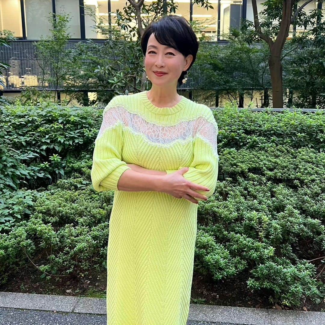 床嶋佳子のインスタグラム：「今晩は！😃🌃  本日は収録に行ってきました！ テレビ東京の前で撮りました📷  黄色の服は今日のお衣装。💛  ピンクのワンピースは💗私服で す！今日着て行った服です。 (ワンピースはスタイリストさんから久しぶりに買い取りました！) ライダースジャケットは私物です！ 躍動感ぽく撮ってみましたぁ！😁🎶  レギンスは勿論！私のブランド「プリマレギンス」です💓 手前味噌ですが本当穿き心地凄くいいです‼️ 是非お試しあれ💕 タイツもありま～す！」