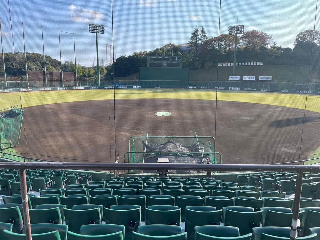 矢野謙次のインスタグラム：「皆様へ  球団発表がありました通り、来季のジャイアンツ一軍打撃コーチを務めることになりました。 ９年ぶりにジャイアンツのユニフォームに袖を通し、阿部監督、コーチ陣、選手、球団関係者、そしてファンの皆様と共に日本一を目指せることを大変嬉しく思っています。  阿部監督からは「謙次の元気でチームを明るくしてくれ！」との特命を授かりました。  心に火をつけて。 チームのために。 勝利のために。 全身全霊をかけて戦いたいと思います。  ２０１５年から８年間、選手として、コーチとして、スカウトとして、私を育ててくださったファイターズ関係者の皆様には、心から御礼申し上げます。 他球団から来た私と常に温かく接してくださったファンの皆様には感謝の気持ちでいっぱいです。 本当にありがとうございました。 チームは変わりますが、積ませていただいた経験と御恩を忘れることなく日々精進して参ります。  いつも応援してくださる皆様にお喜びいただけるよう、気を引き締めて頑張っていきます。  今後とも宜しくお願いいたします。」