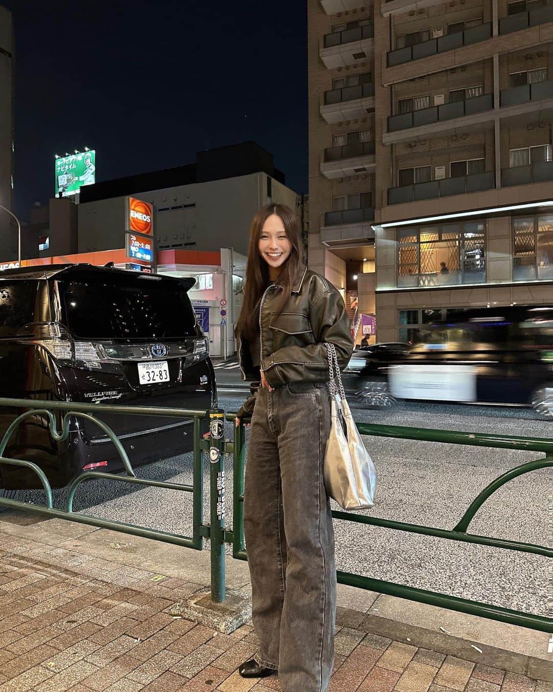 まゆのインスタグラム：「本当の私の好きはこれです🌙  メイクはブラウンメイク💄 秋ですね🍂  リアルまゆを推してください🐈  - - 這才是我真正喜歡的🌙  棕色妝容💄 秋天來了🍂  請支持RealMayu🫶」
