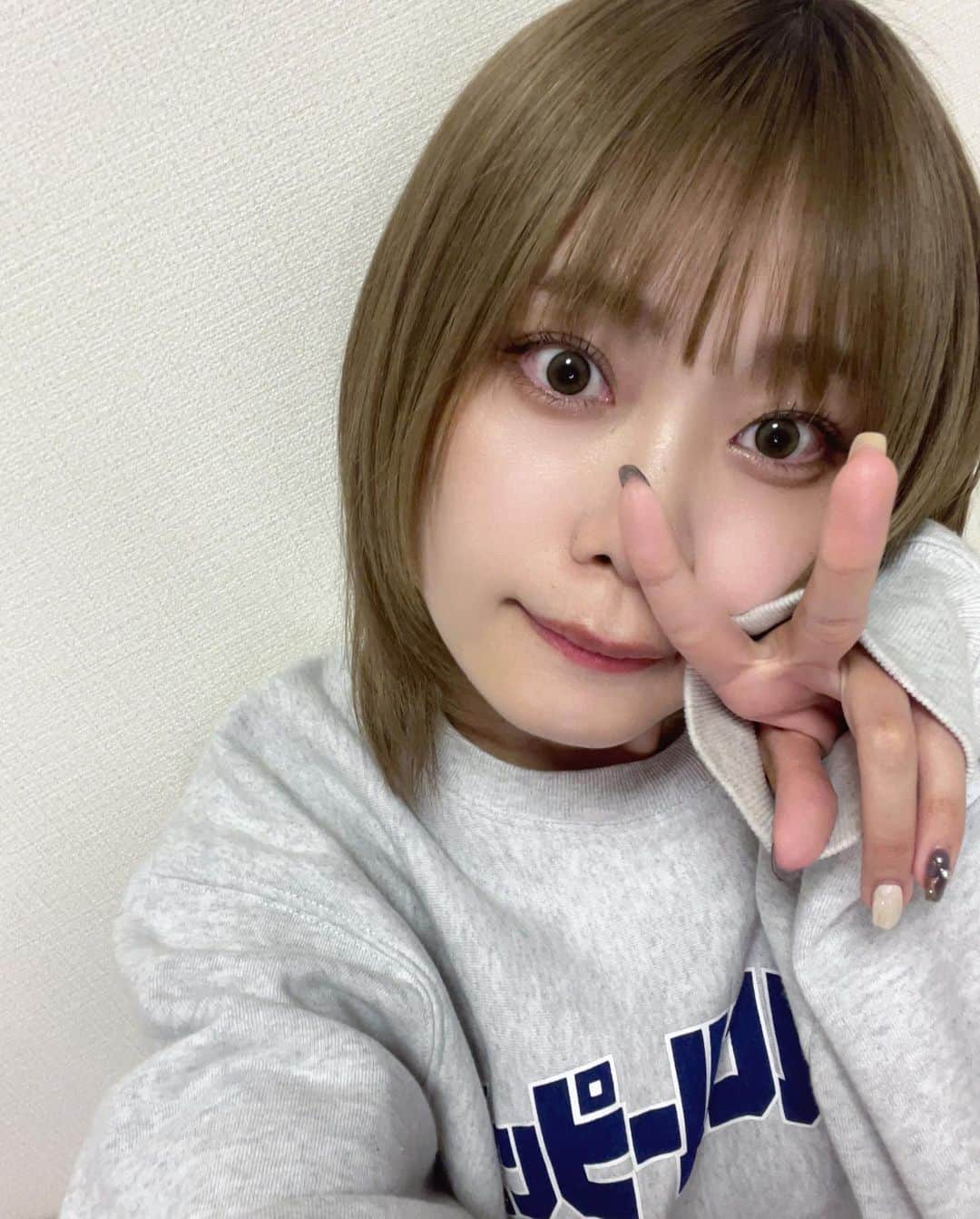 上下碧のインスタグラム：「大切なお知らせ  アカウントお引越しすることになりました！  @ueshita.ao  ⬆️新しいアカウントです！  フォローしてくださると嬉しいです！ お手数おかけして申し訳ないです😿  これからもよろしくお願いします！🫶🏻」